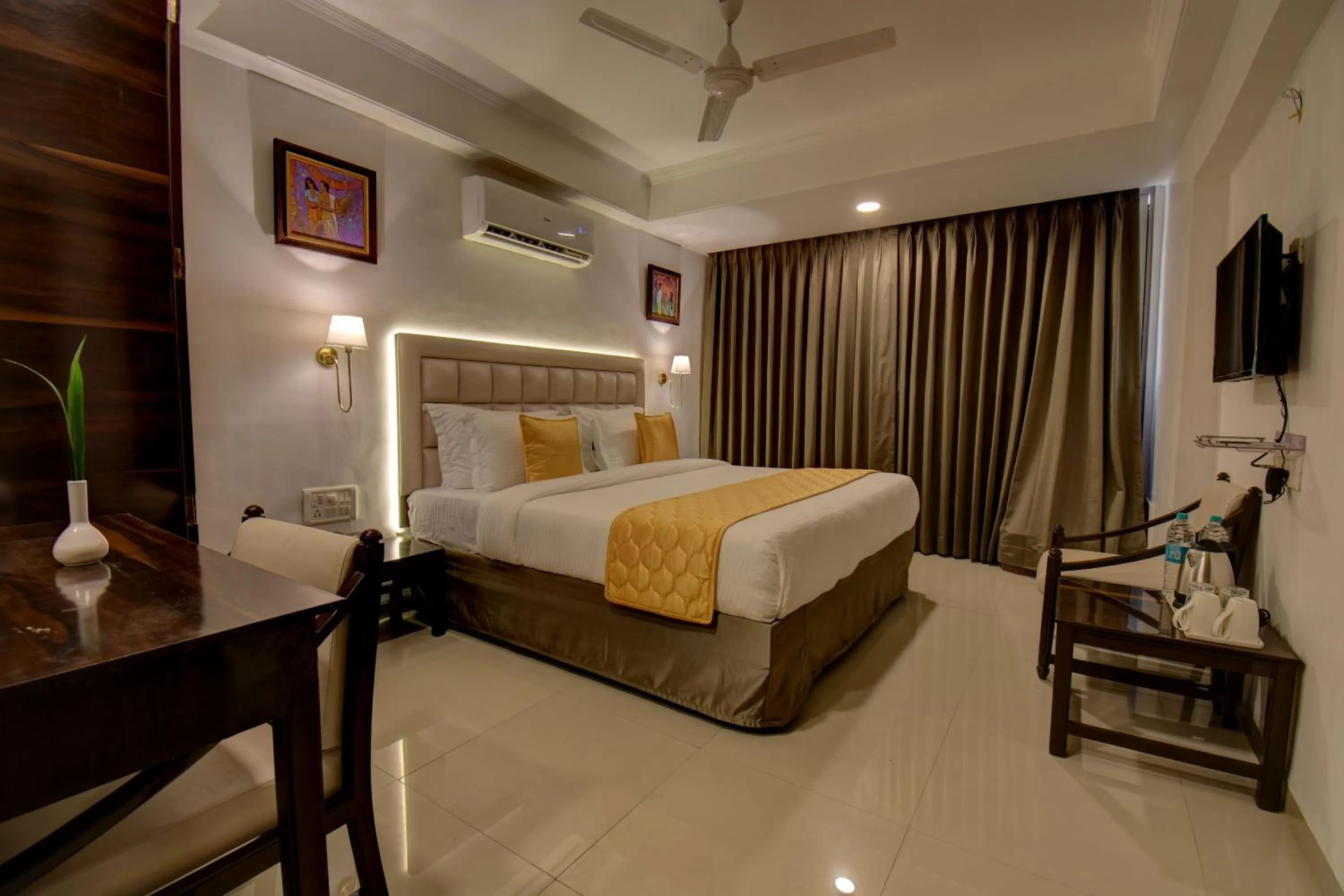 Photo of the whole room, Bed in Elite Hotel