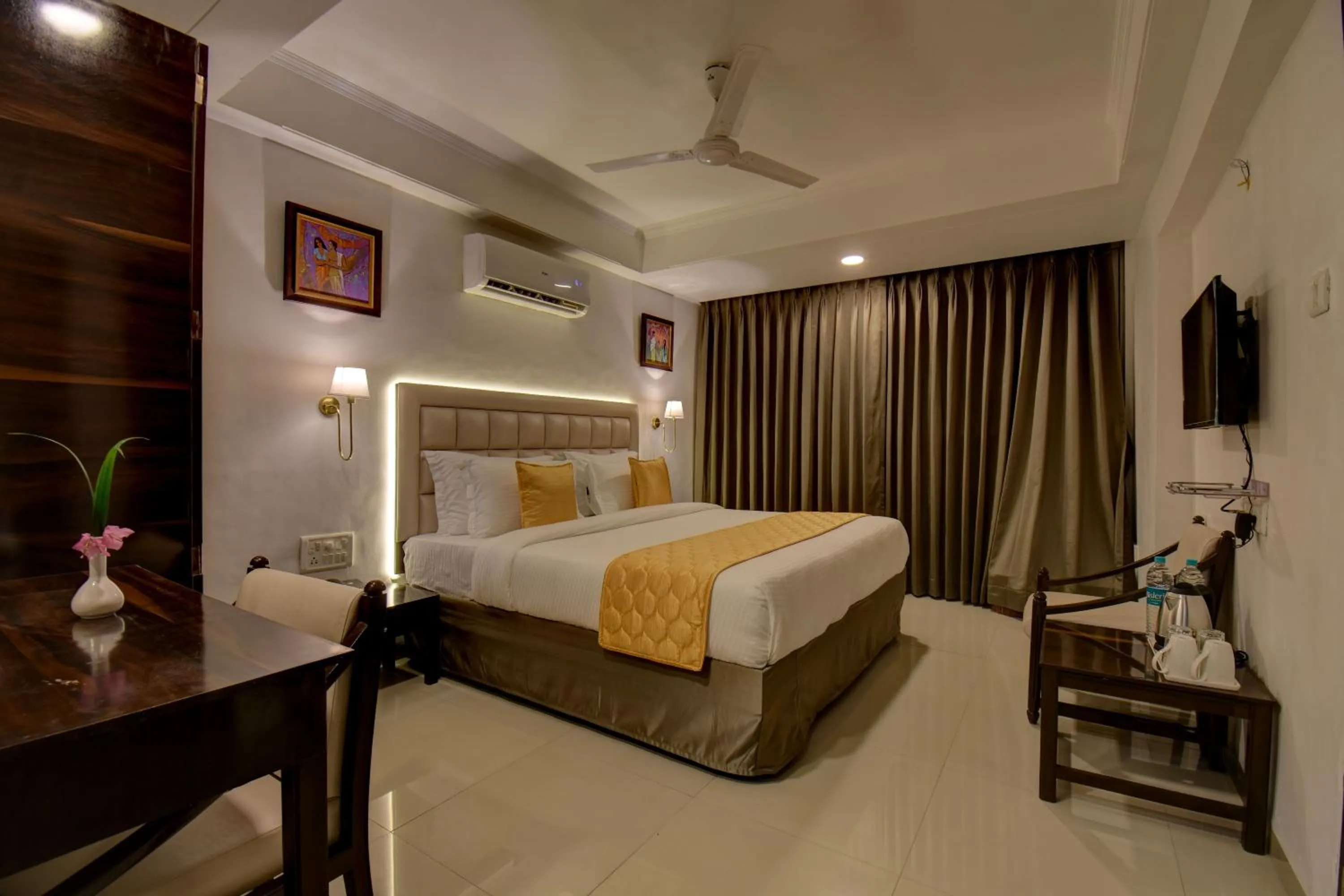 Photo of the whole room, Bed in Elite Hotel