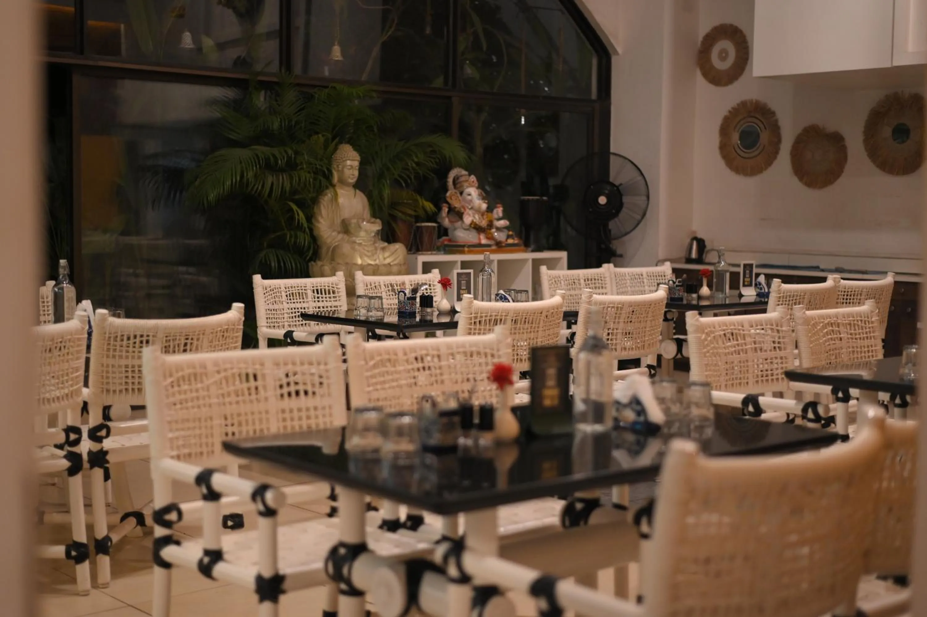 Restaurant/places to eat in Elite Hotel