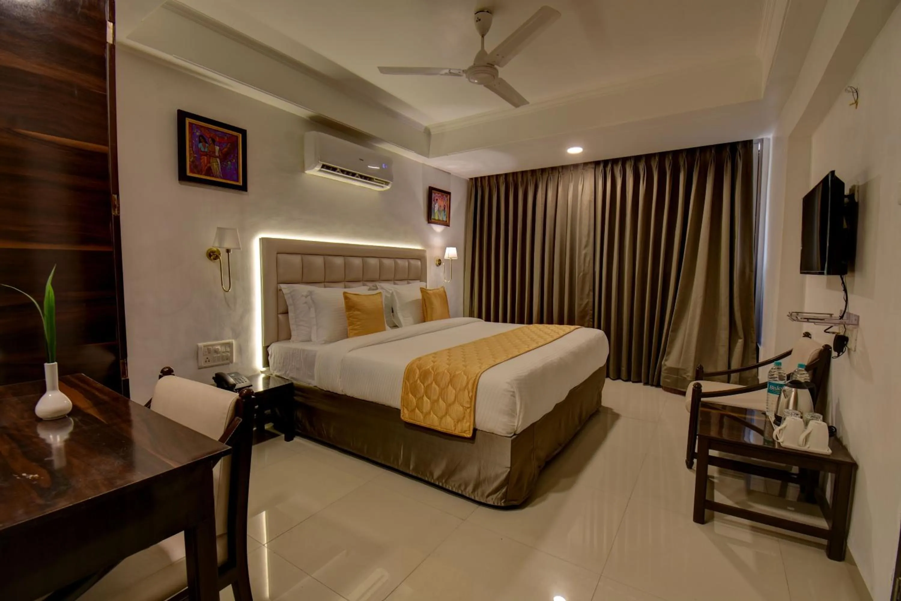 Photo of the whole room, Bed in Elite Hotel