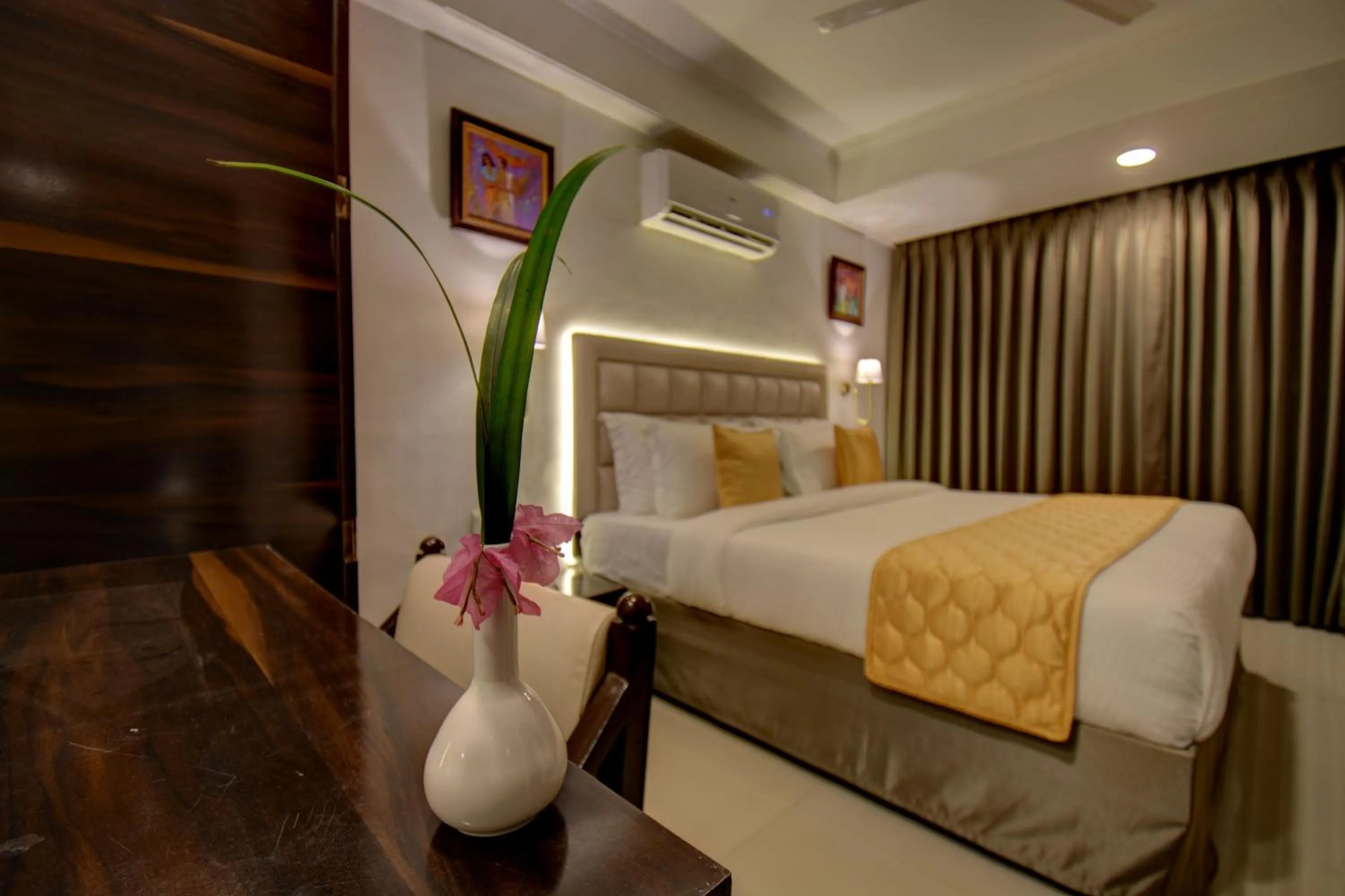 Photo of the whole room, Bed in Elite Hotel