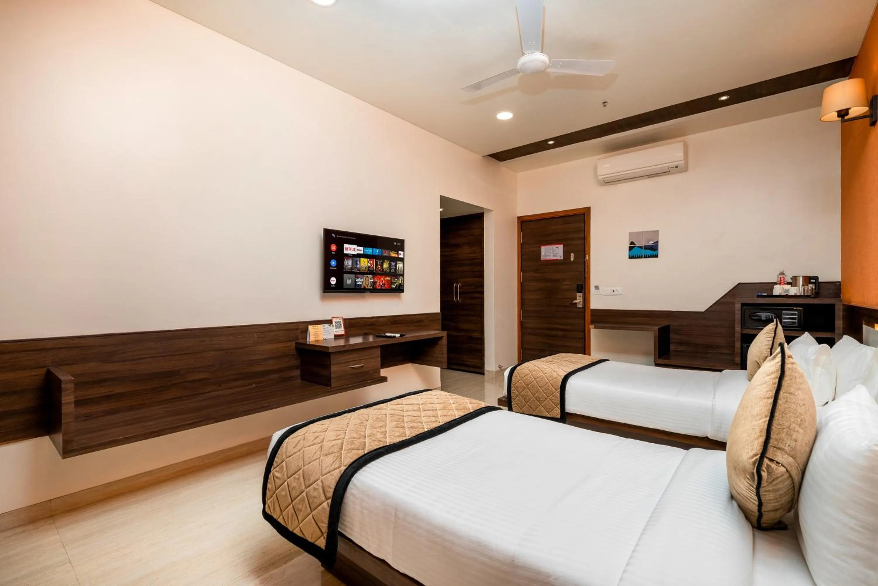 Photo of the whole room, Bed in Enrise by Sayaji Aurangabad