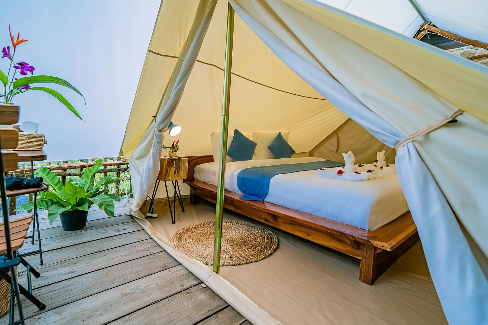 Patio, Bed in Green Valley Veal Pouch