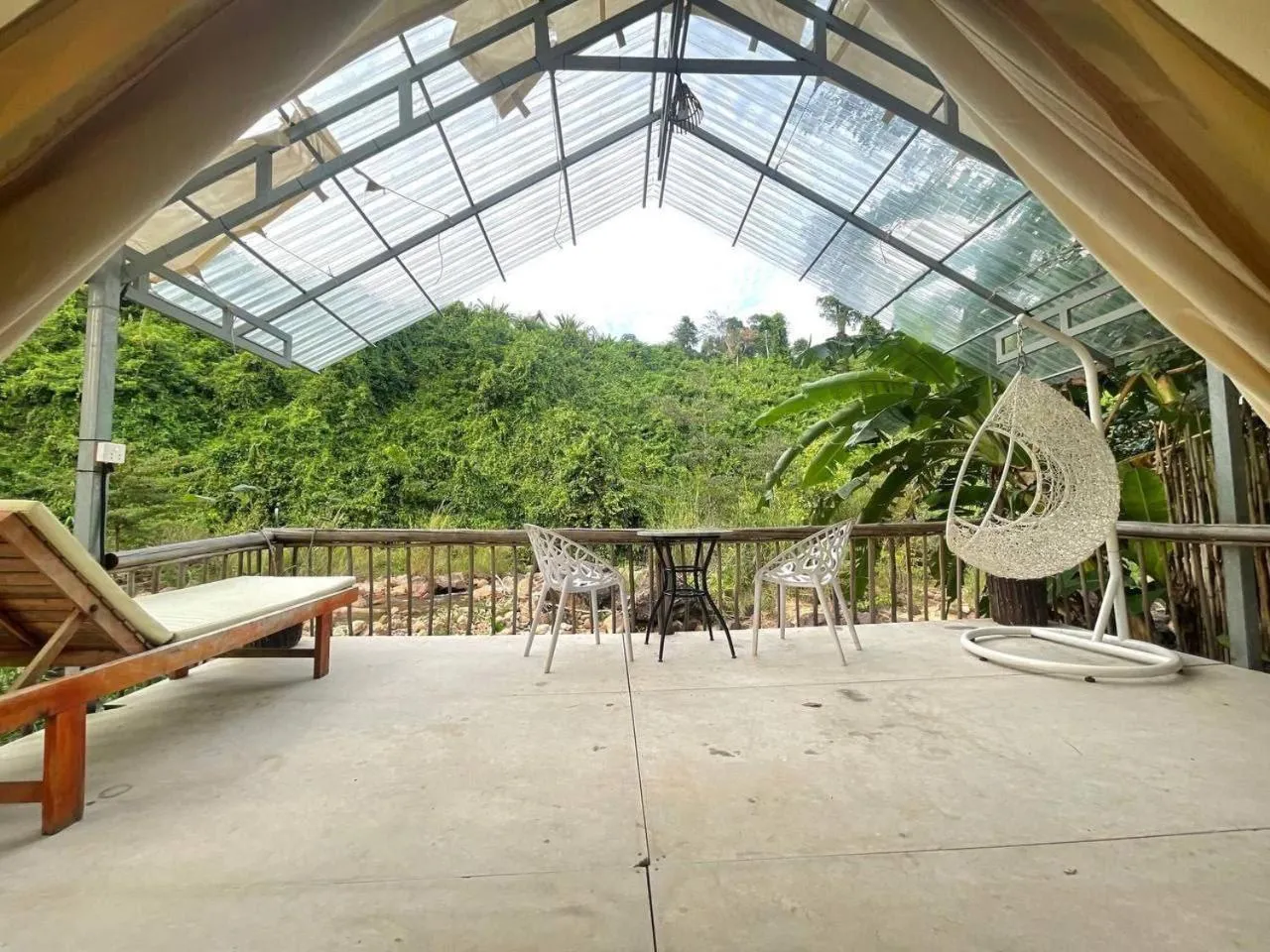 Patio in Green Valley Veal Pouch