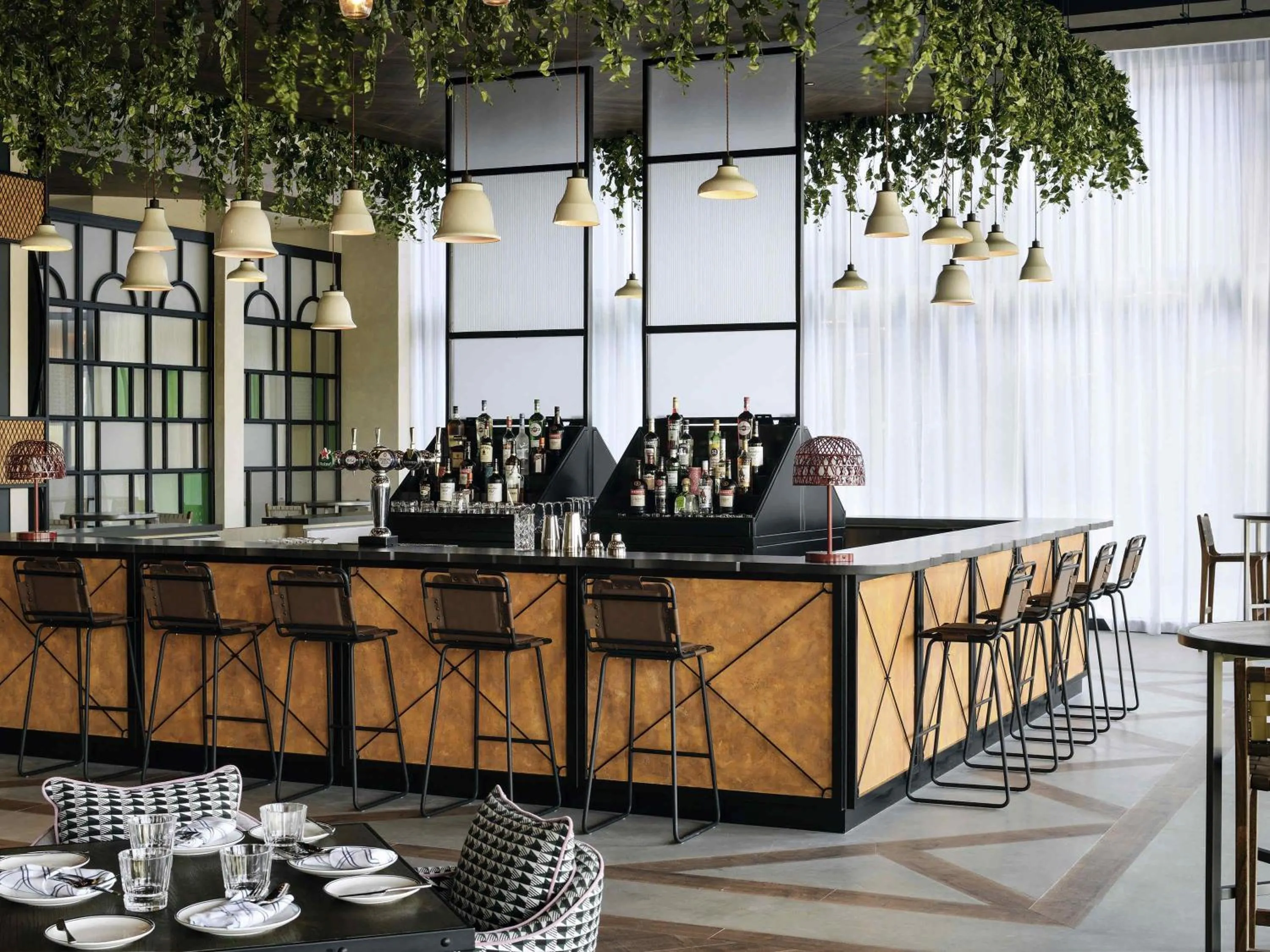 Lounge or bar in Mövenpick Resort Al Marjan Island