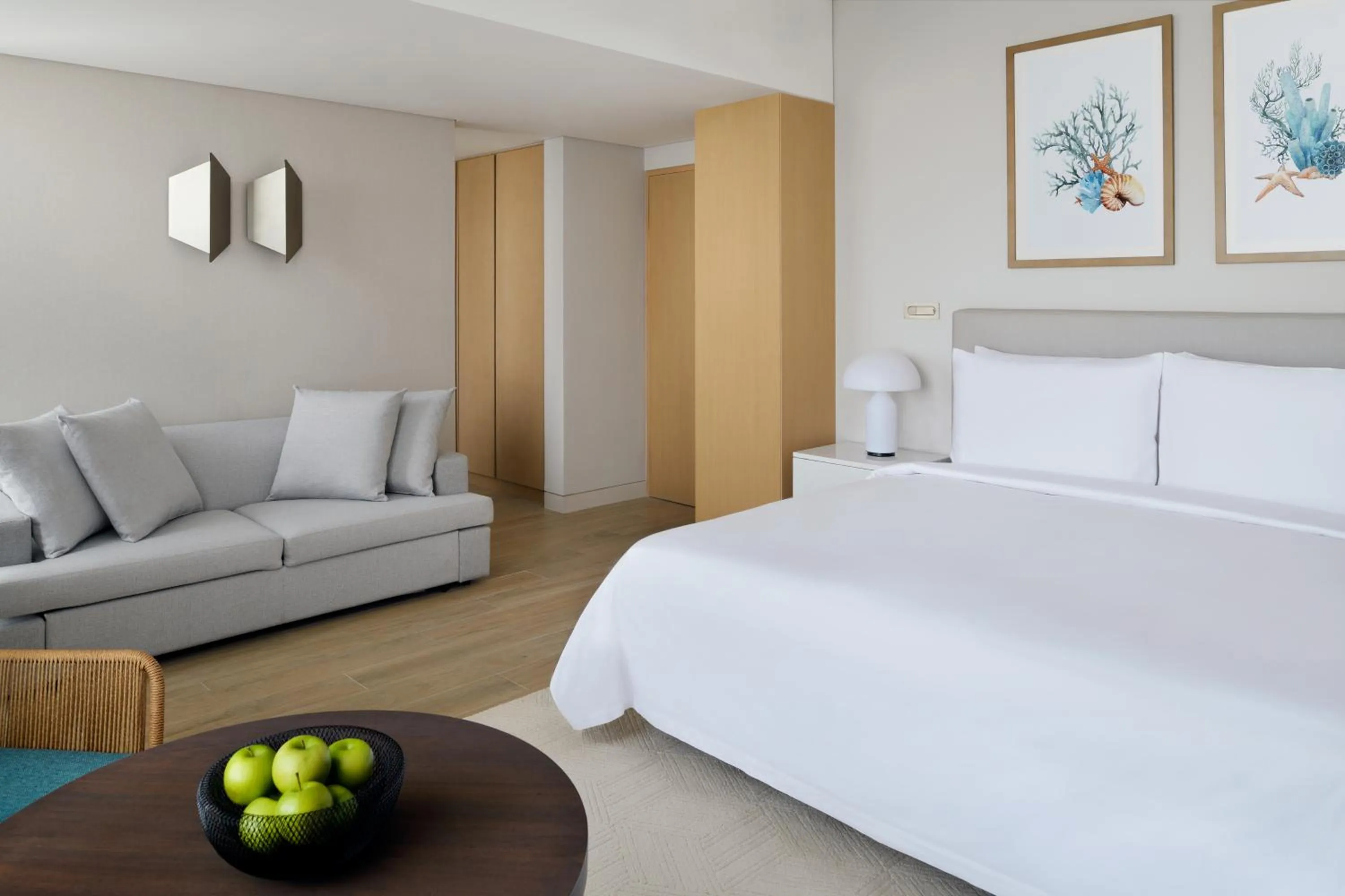 Coffee/tea facilities, Bed in Mövenpick Resort Al Marjan Island