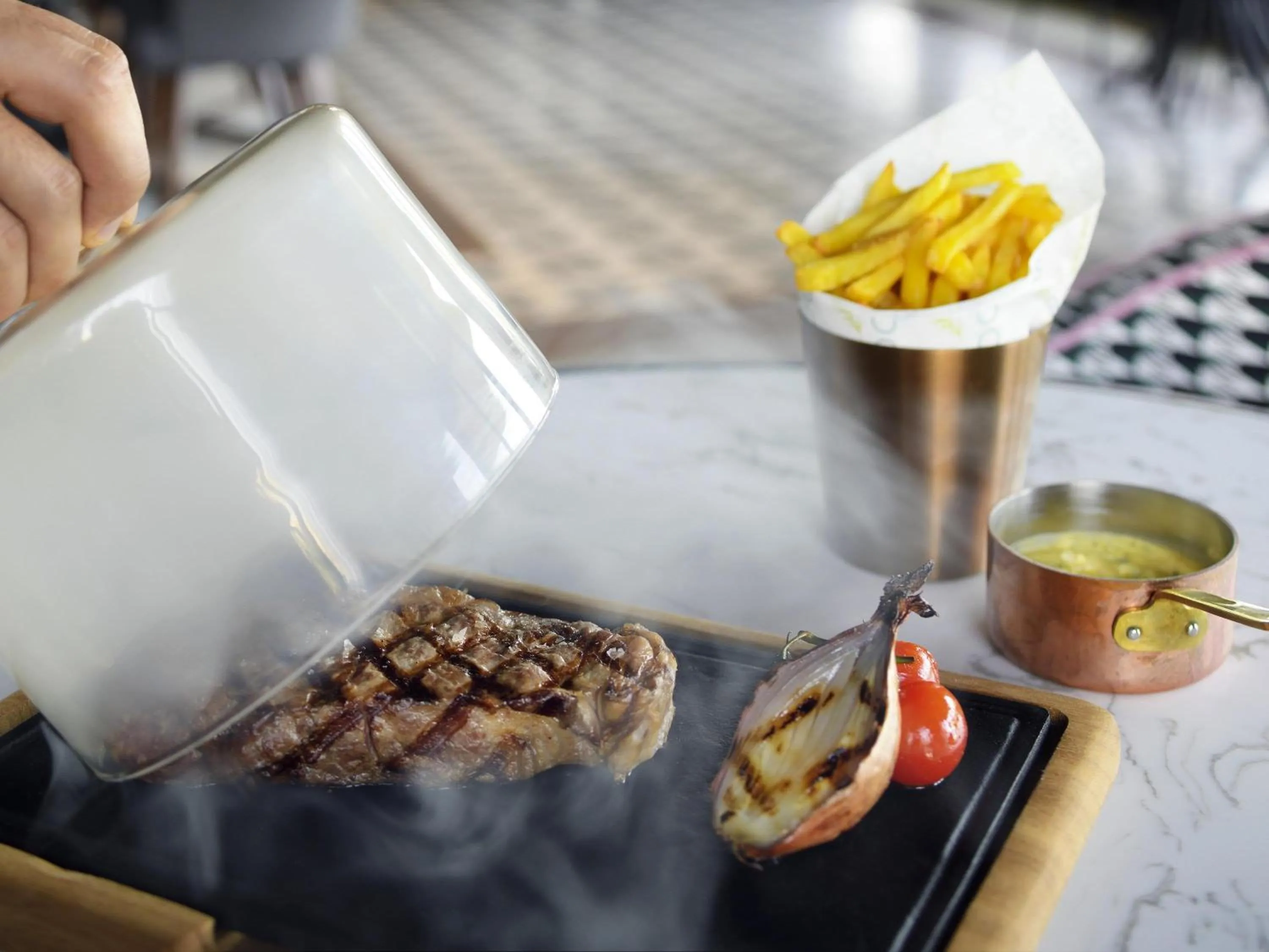 Lounge or bar in Mövenpick Resort Al Marjan Island