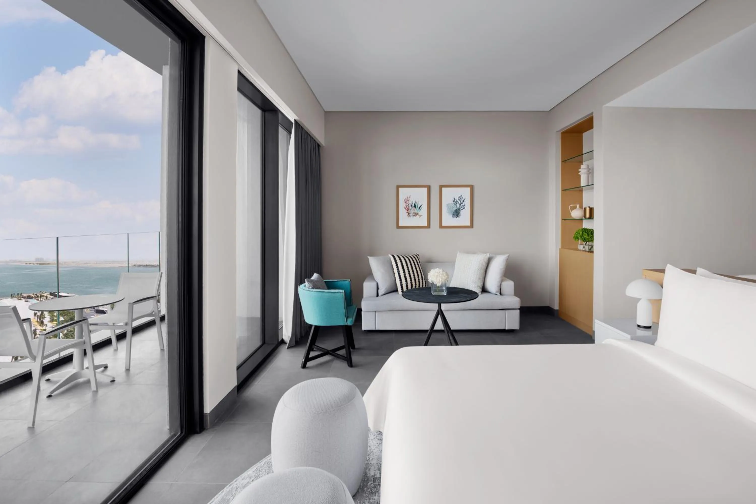 Balcony/Terrace, Bed in Mövenpick Resort Al Marjan Island