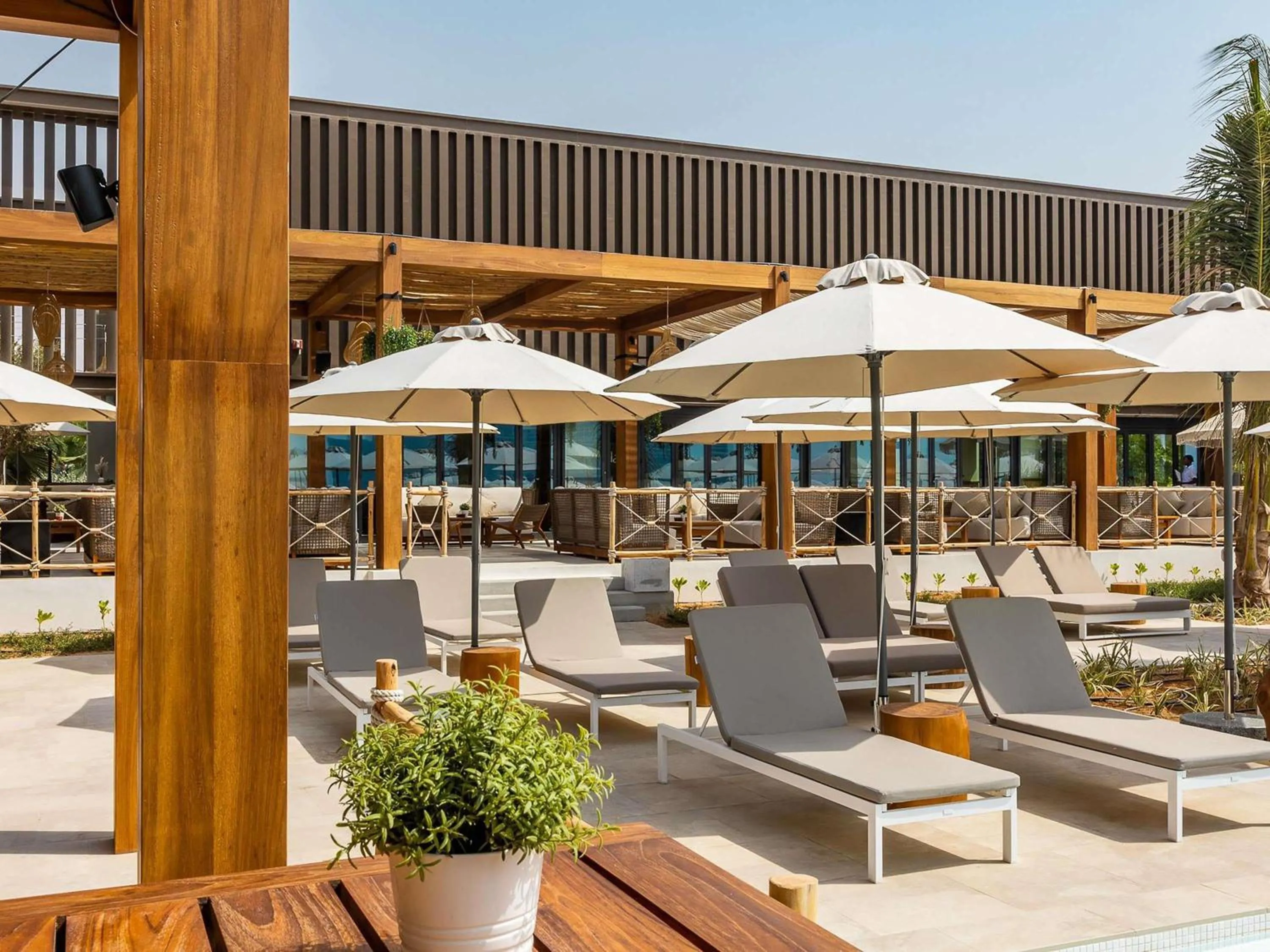 Lounge or bar in Mövenpick Resort Al Marjan Island