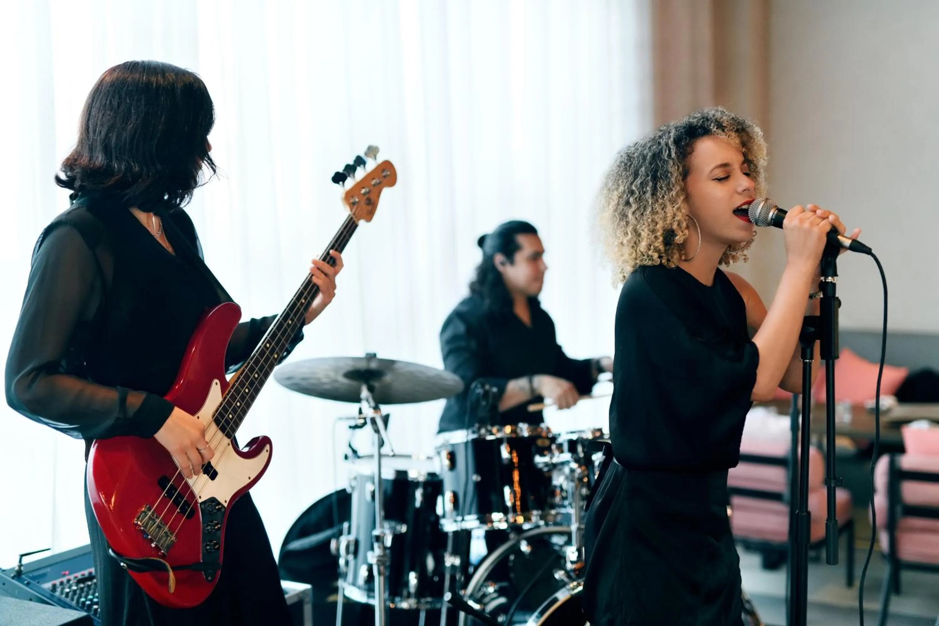 Evening entertainment in Mövenpick Resort Al Marjan Island