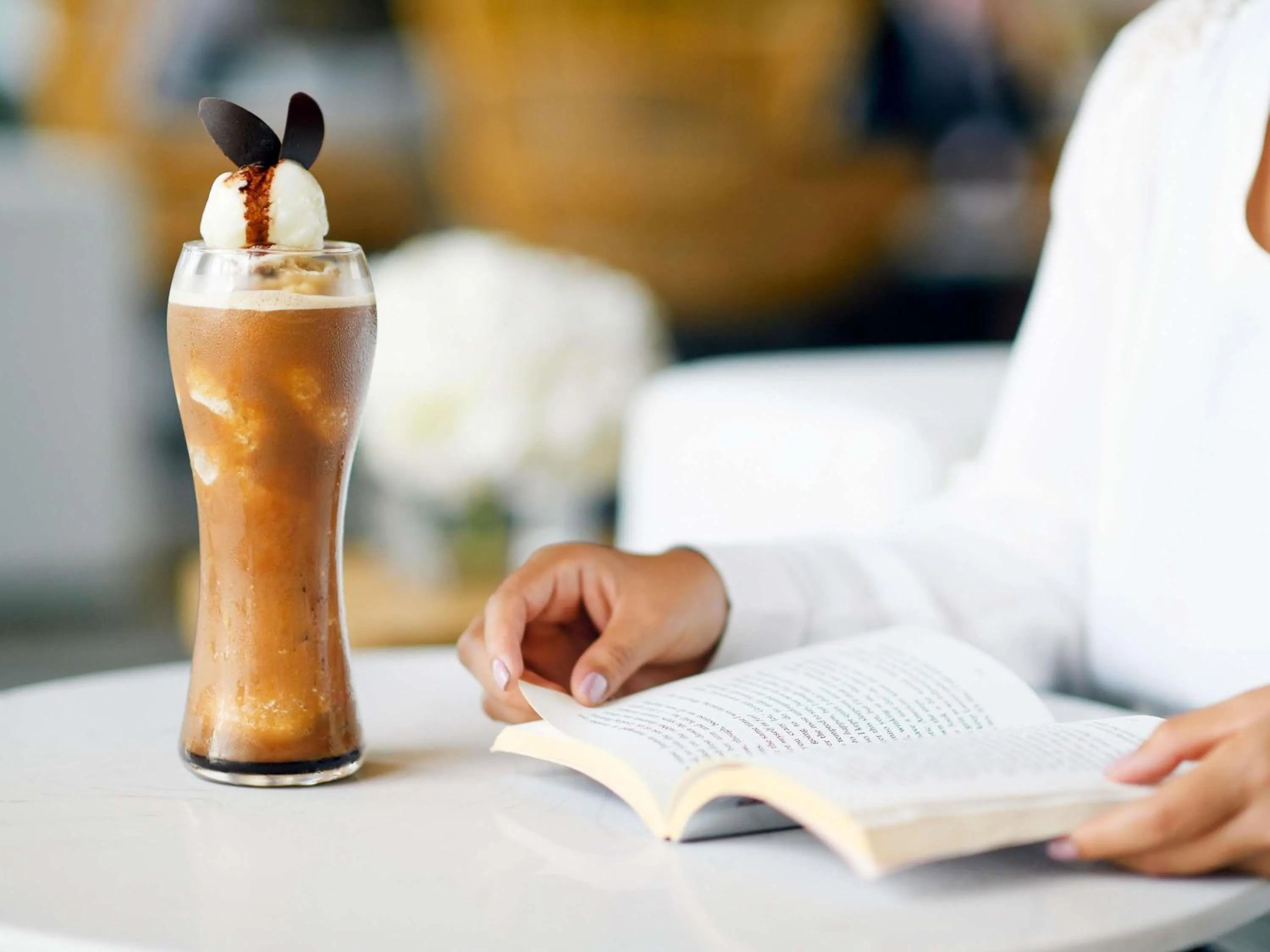 Lounge or bar in Mövenpick Resort Al Marjan Island