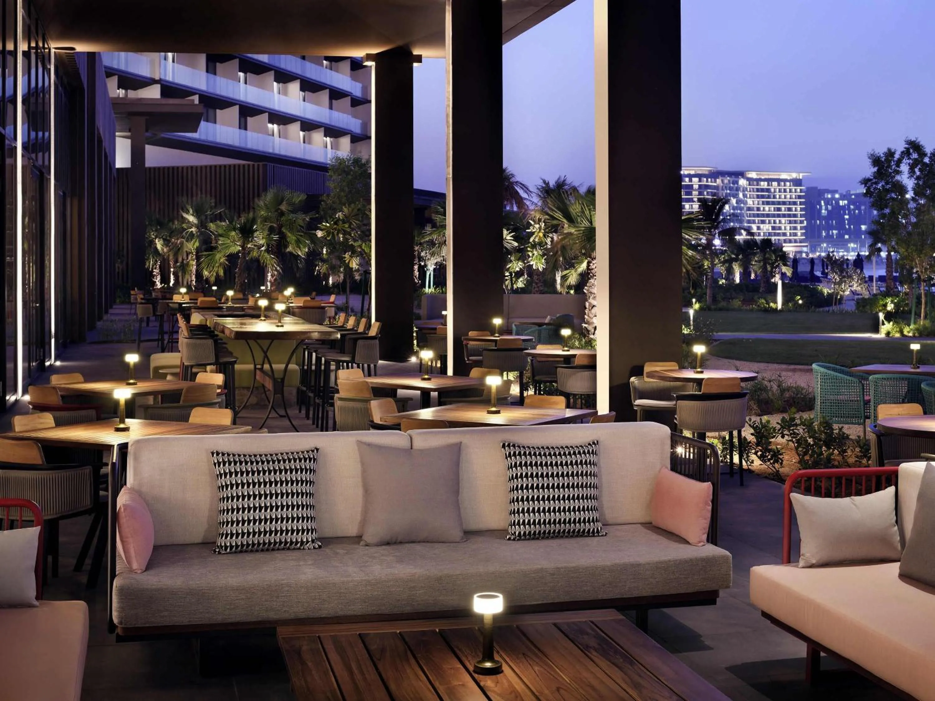 Lounge or bar in Mövenpick Resort Al Marjan Island
