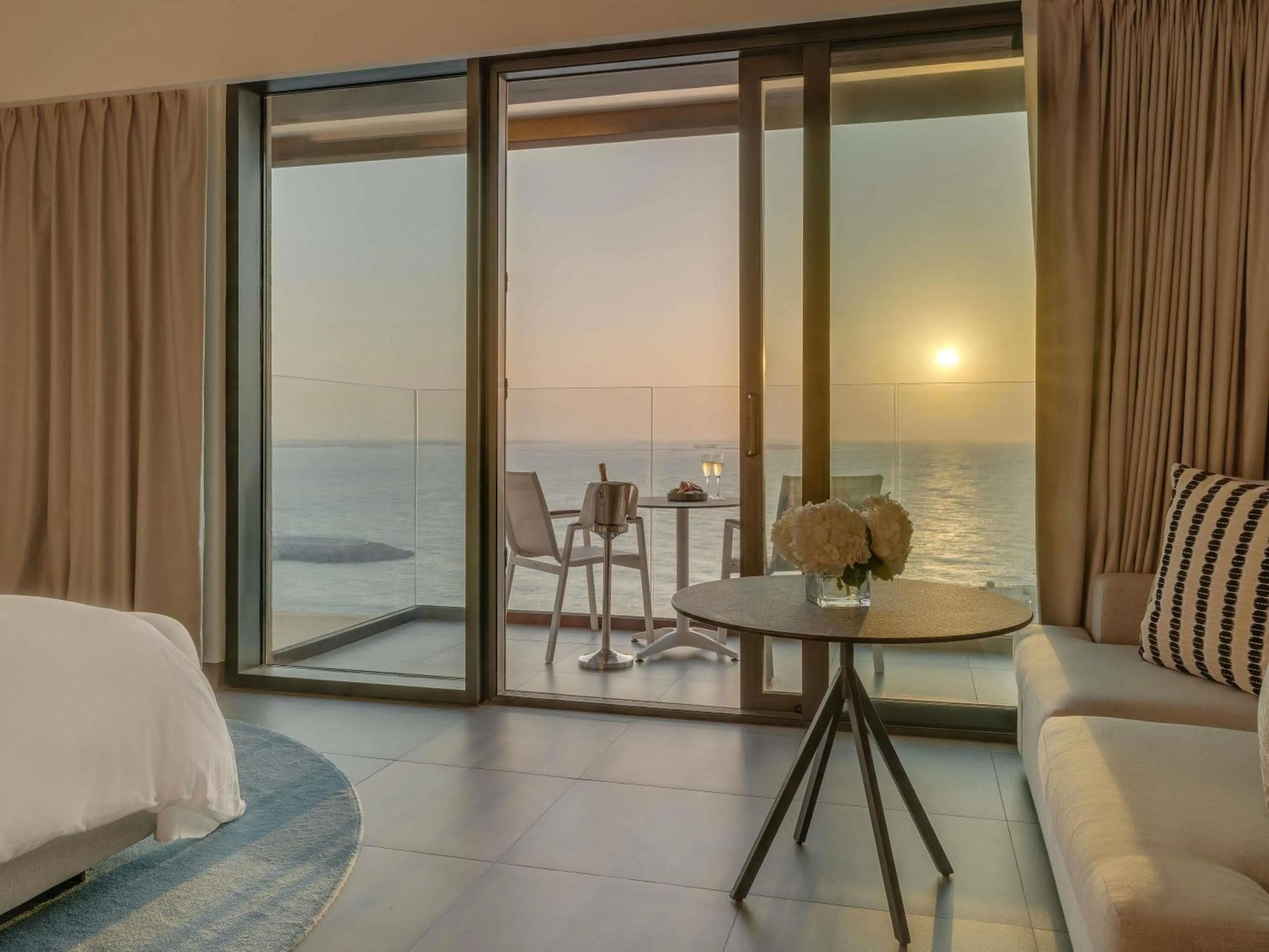 Bedroom, Bed in Mövenpick Resort Al Marjan Island