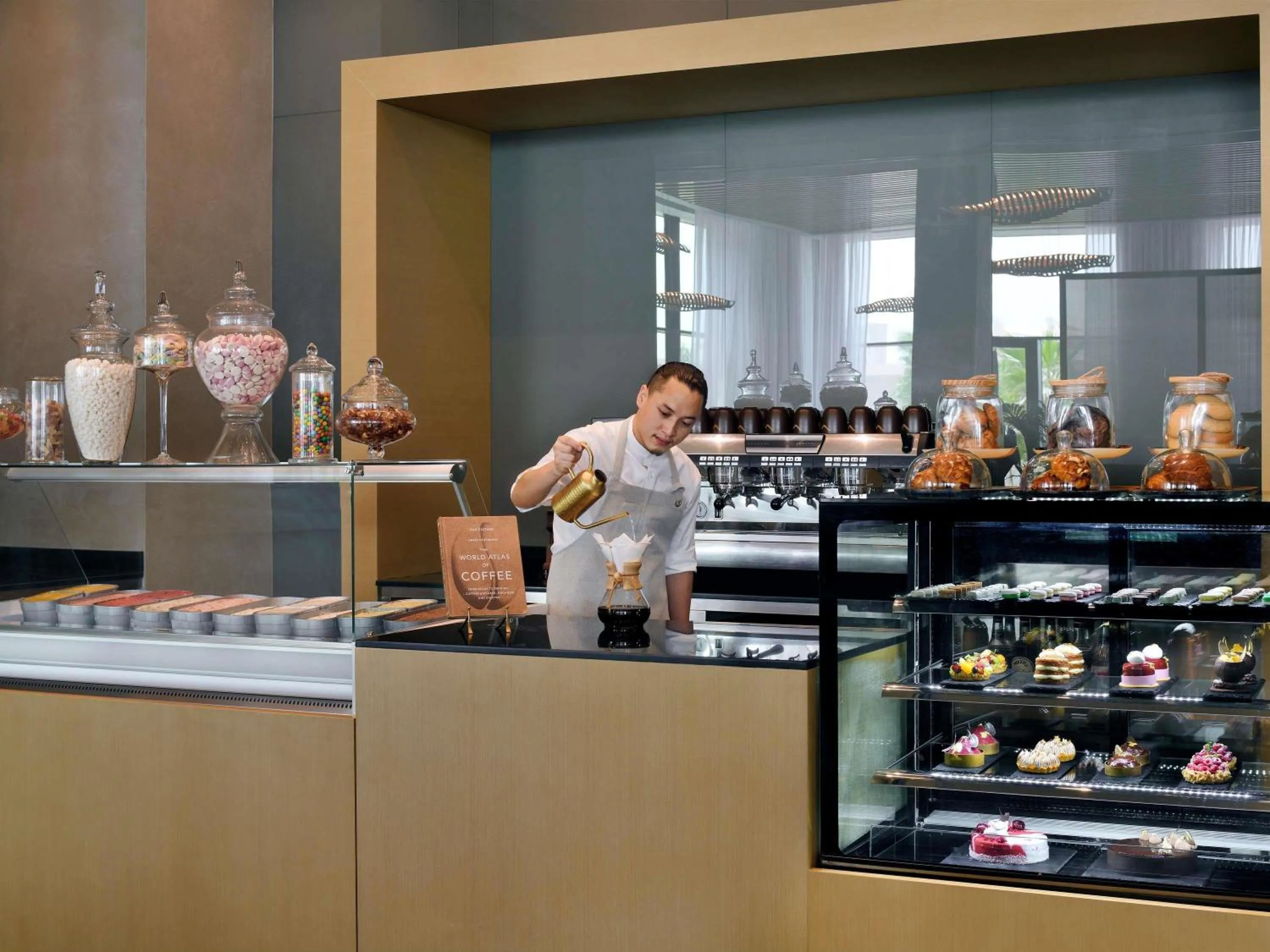 Lounge or bar in Mövenpick Resort Al Marjan Island