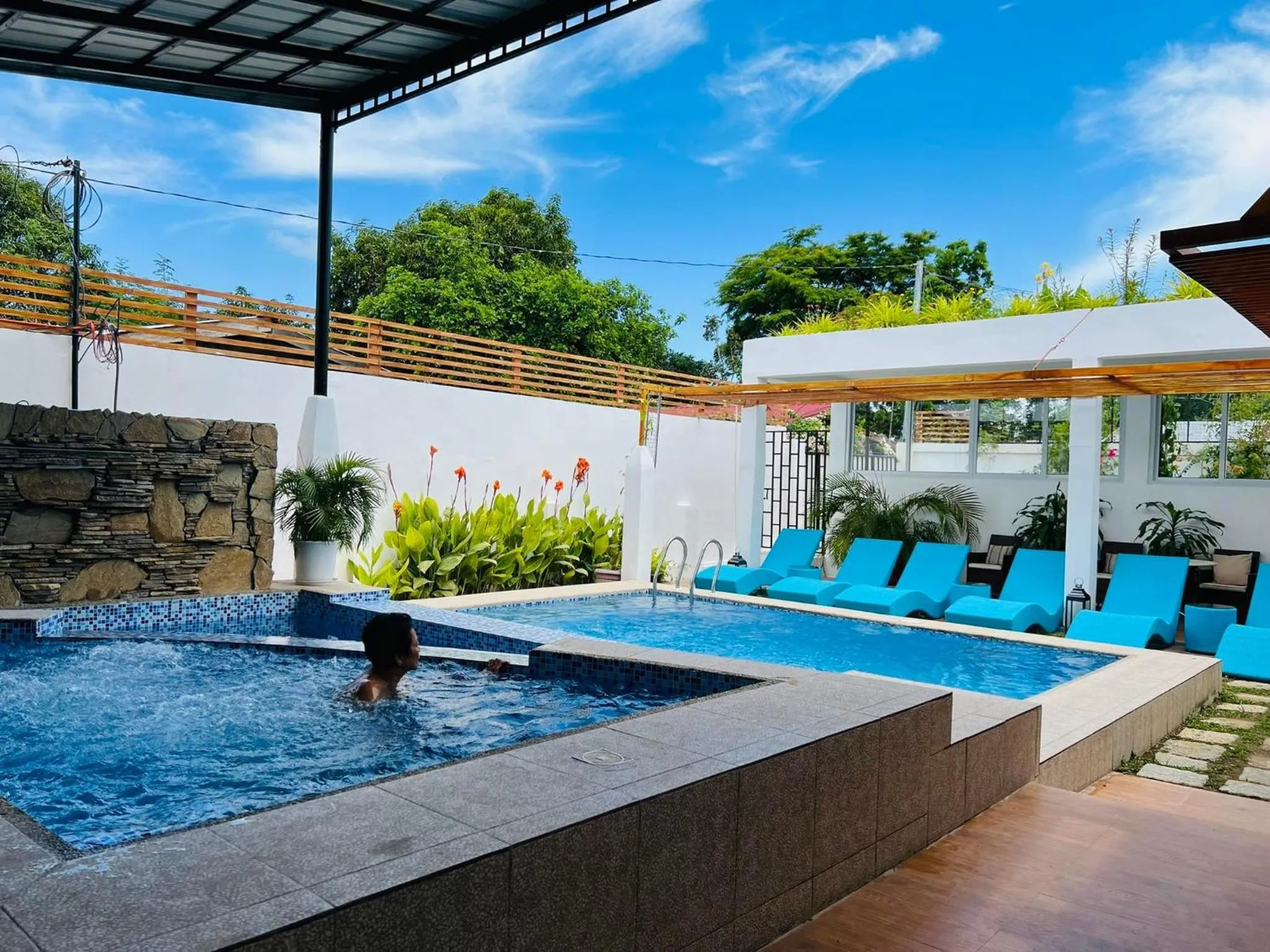 Swimming pool in Casa Cecilia Hotel