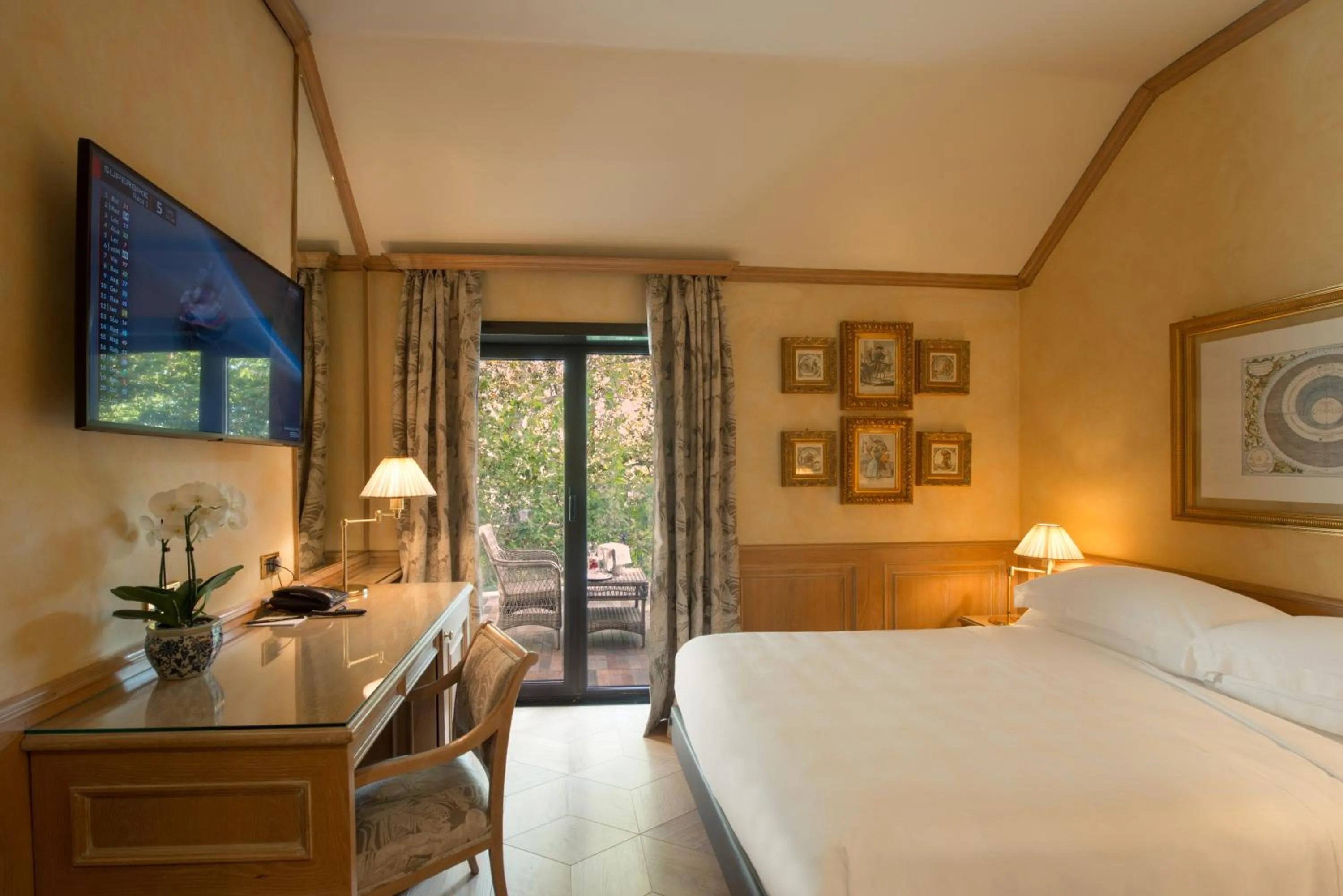 Bed in Hotel de la Ville Monza - Small Luxury Hotels of the World