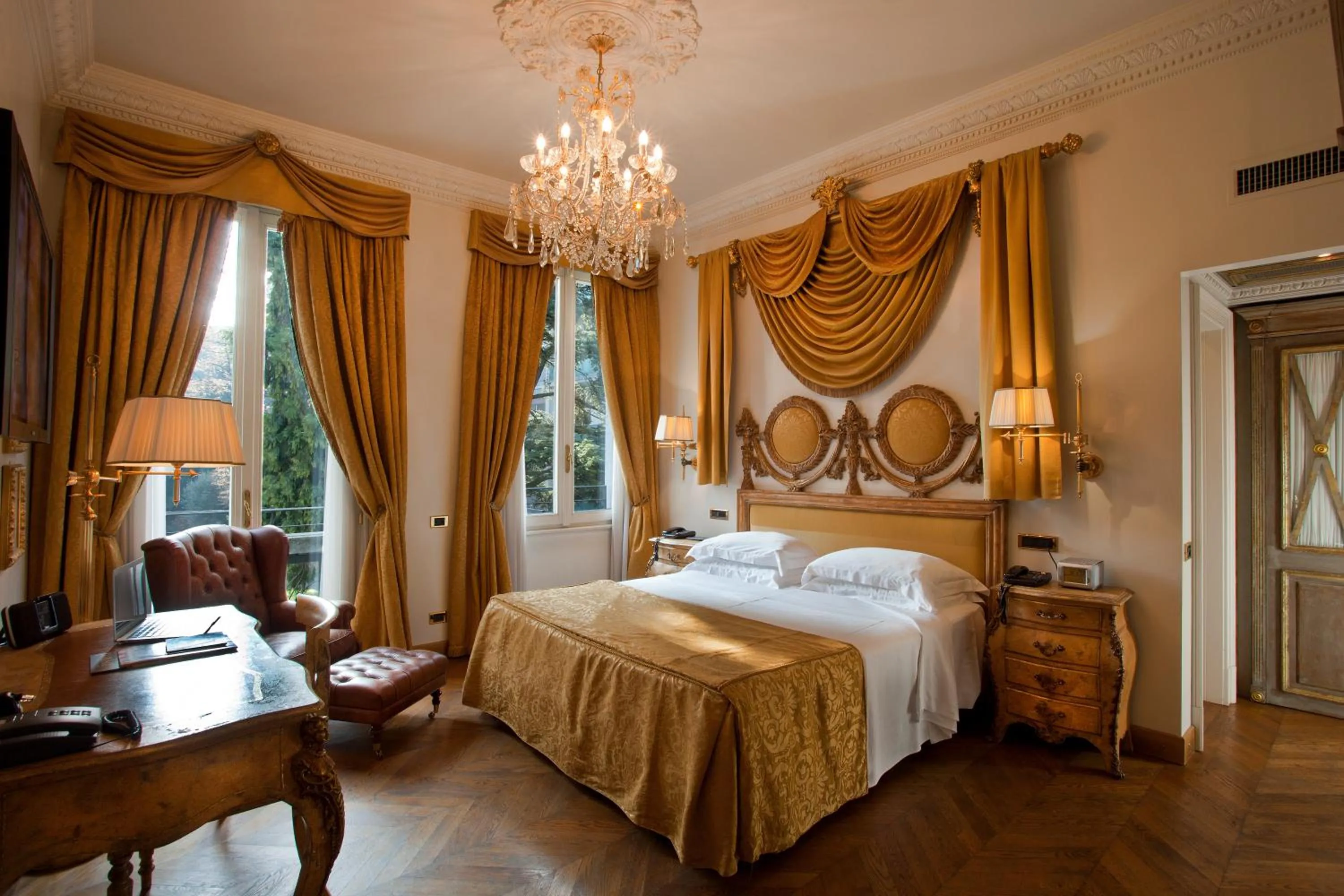 Photo of the whole room, Bed in Hotel de la Ville Monza - Small Luxury Hotels of the World