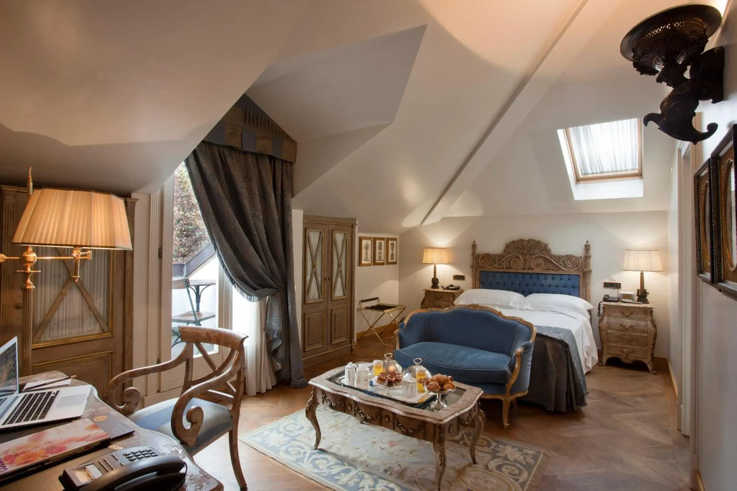 Bed in Hotel de la Ville Monza - Small Luxury Hotels of the World Bed in Hotel de la Ville Monza - Small Luxury Hotels of the World