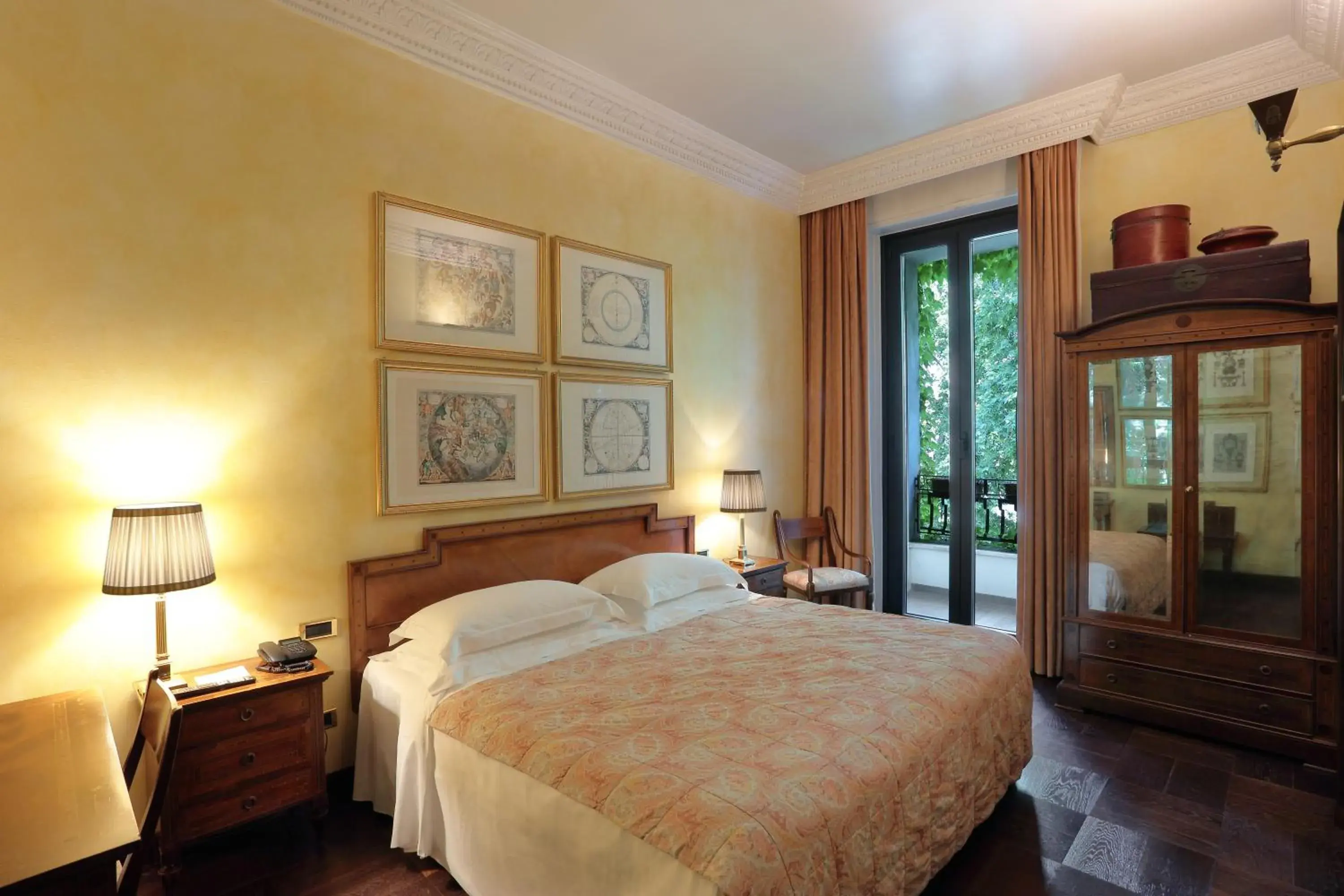 Bed in Hotel de la Ville Monza - Small Luxury Hotels of the World Bed in Hotel de la Ville Monza - Small Luxury Hotels of the World