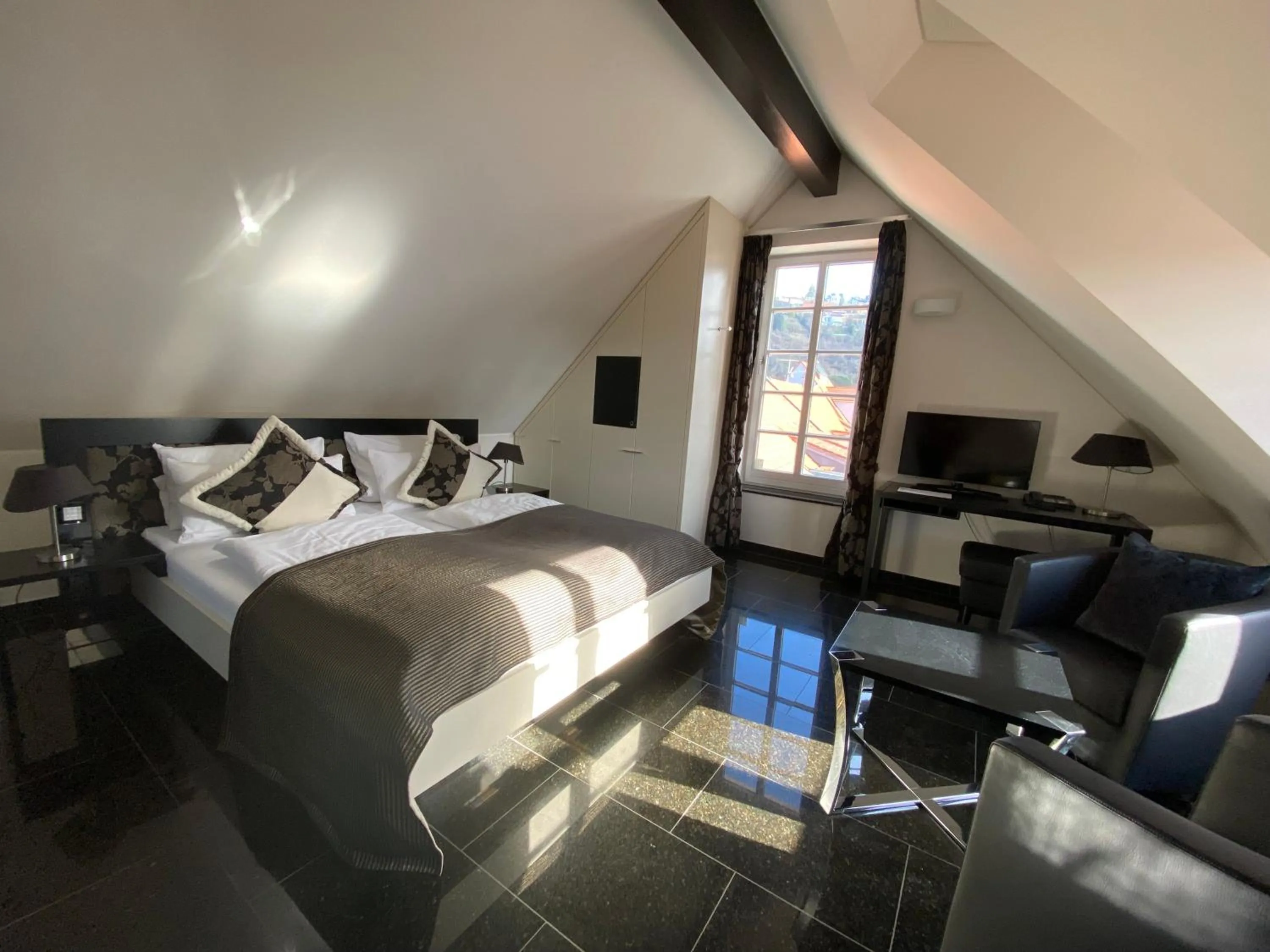 Photo of the whole room, Bed in Kaiser Kulturhotel