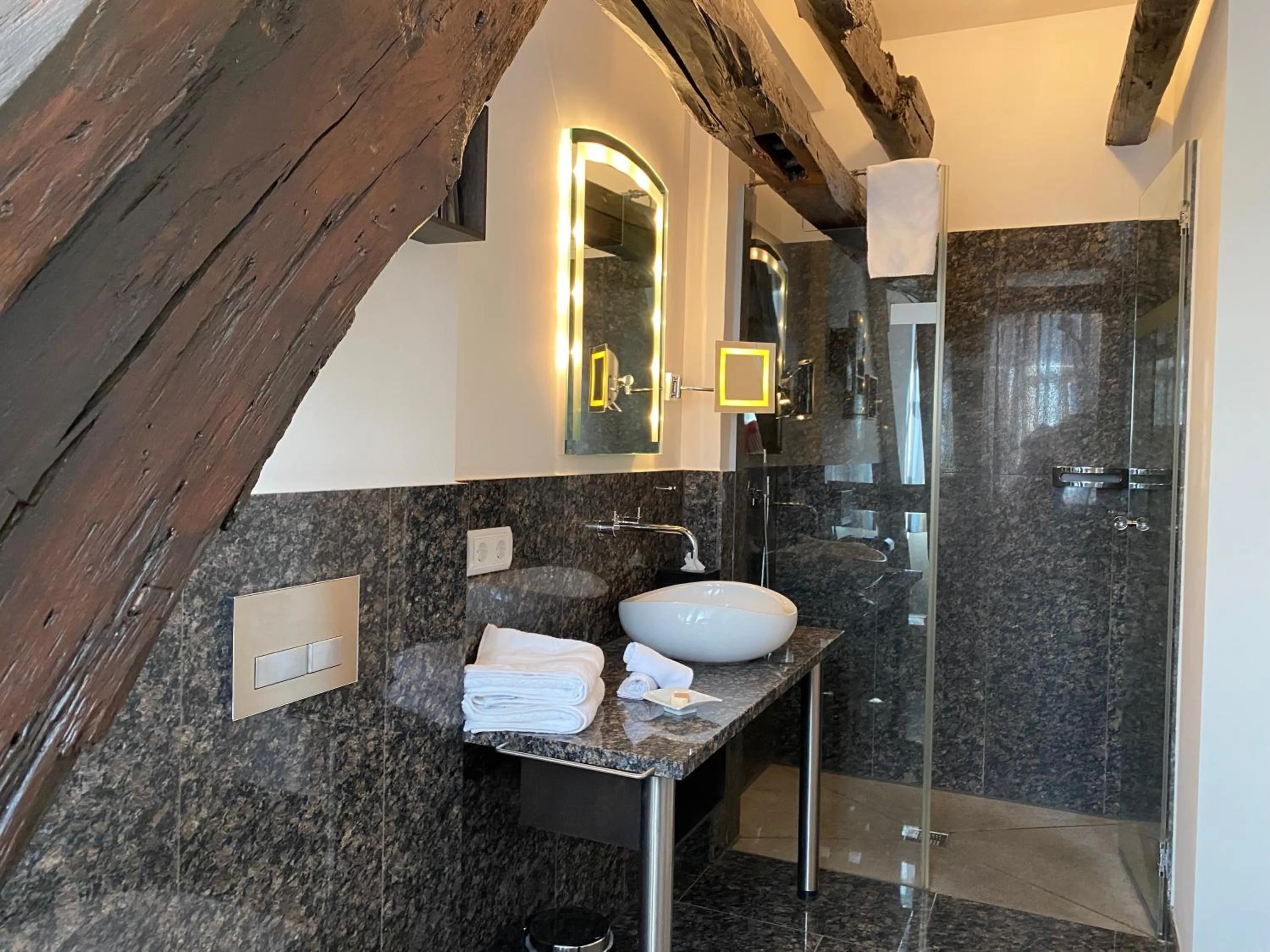 Bathroom in Kaiser Kulturhotel