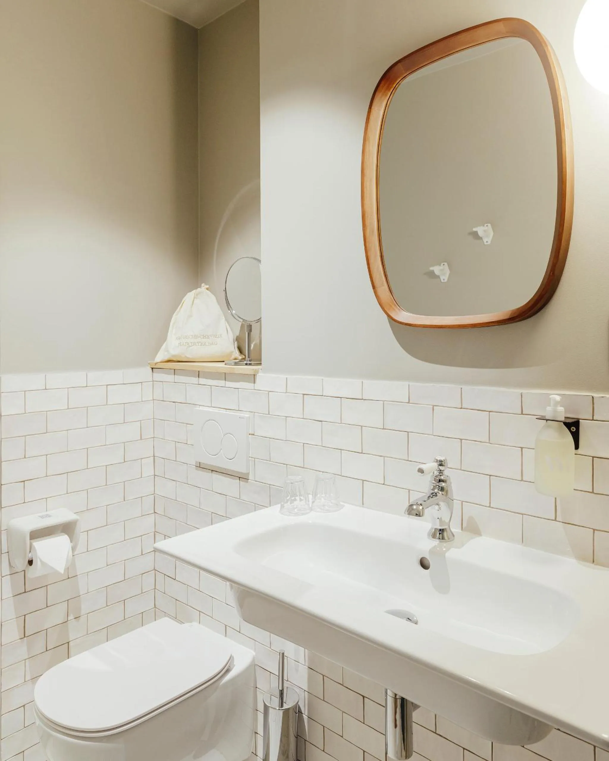 Toilet in Hôtel Préfecture - Entrée autonome, réception en ligne - Encore Mieux