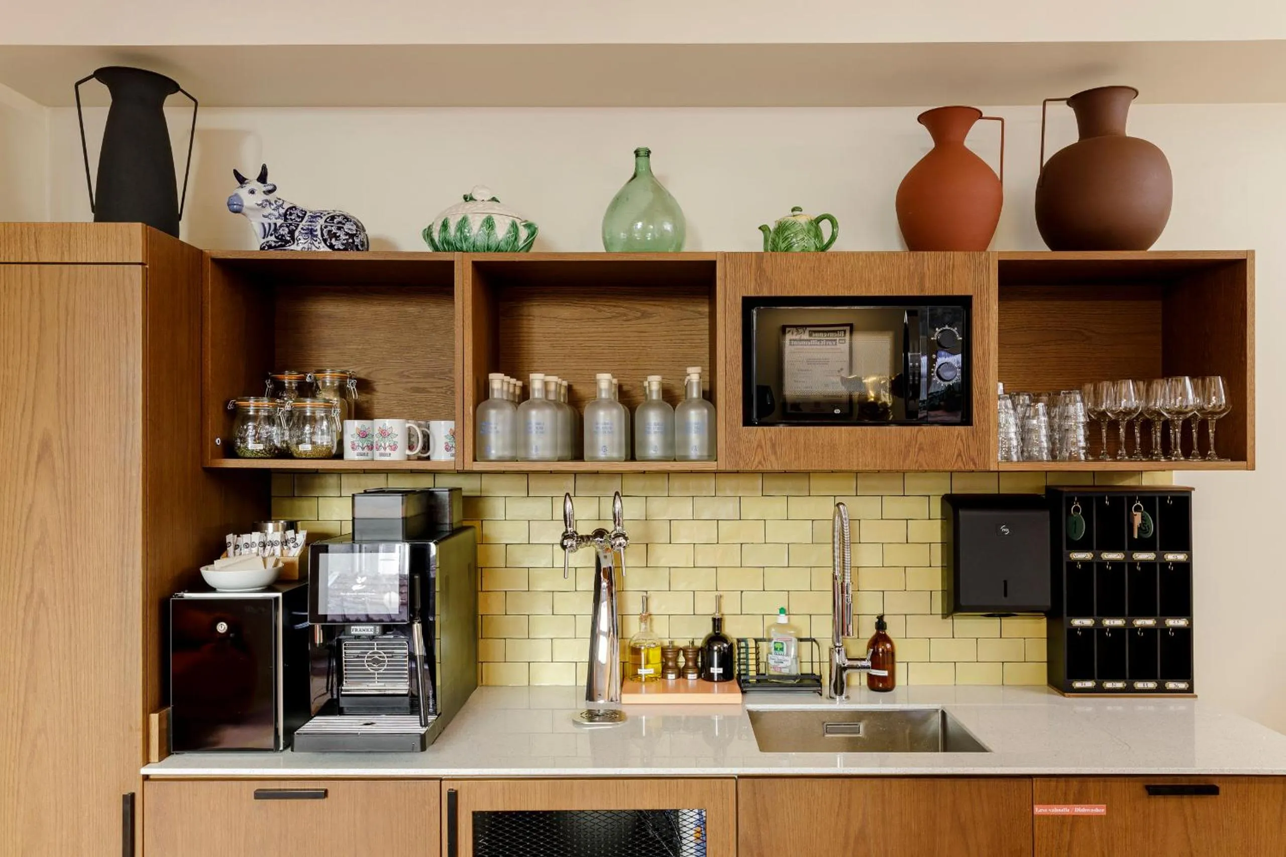 Communal kitchen in Hôtel Préfecture - Entrée autonome, réception en ligne - Encore Mieux