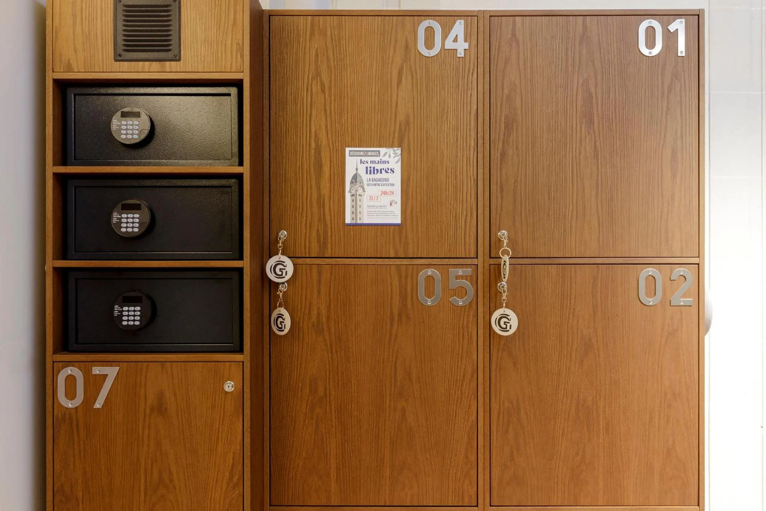 microwave in Hôtel Préfecture - Entrée autonome, réception en ligne - Encore Mieux