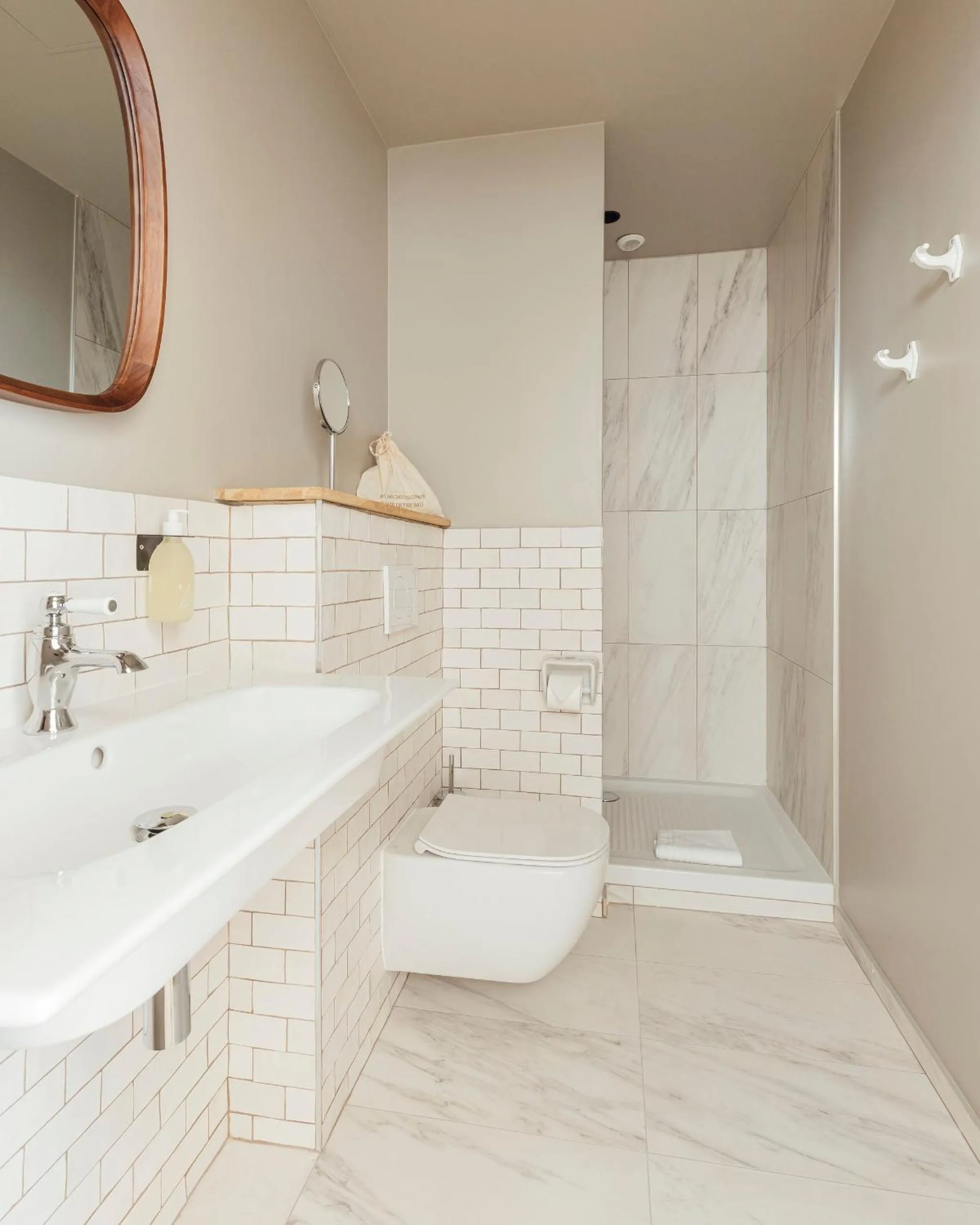 Bathroom in Hôtel Préfecture - Entrée autonome, réception en ligne - Encore Mieux