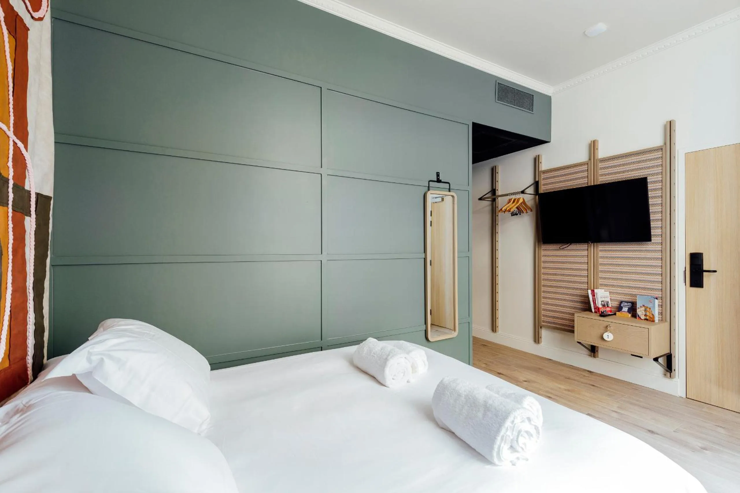 Bedroom, Bed in Hôtel Préfecture - Entrée autonome, réception en ligne - Encore Mieux