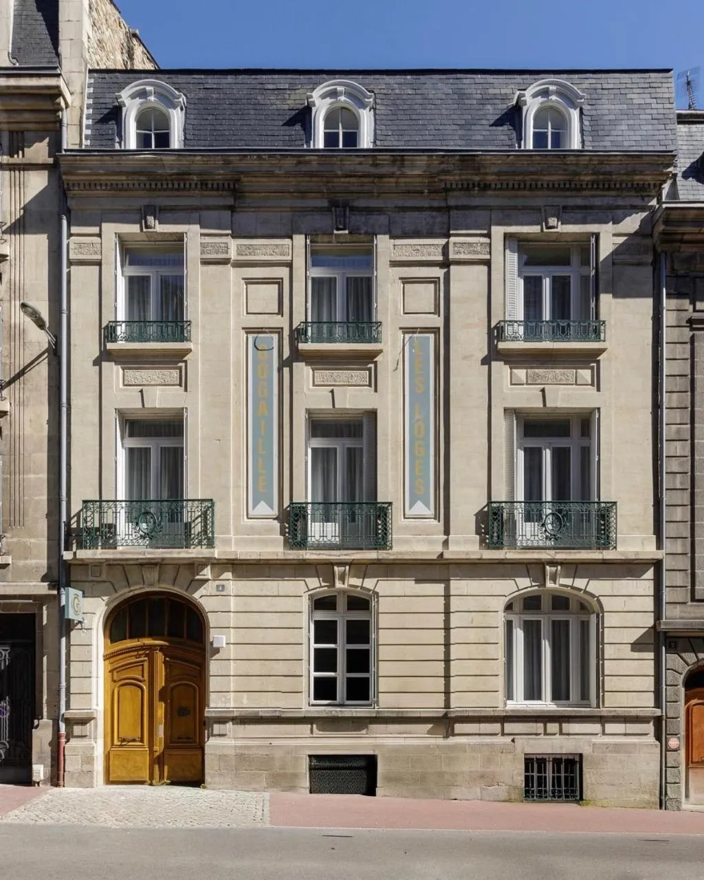 Property building in Hôtel Préfecture - Entrée autonome, réception en ligne - Encore Mieux