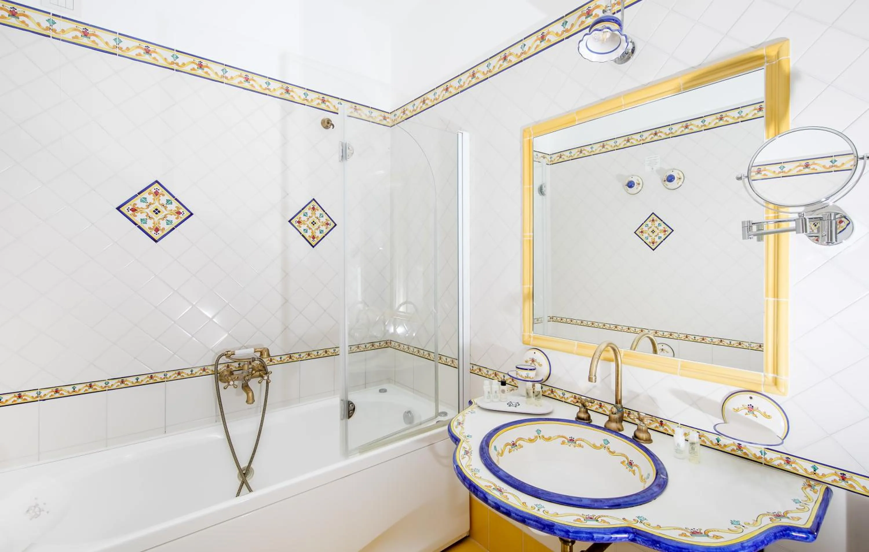 Shower in Hotel Onda Verde