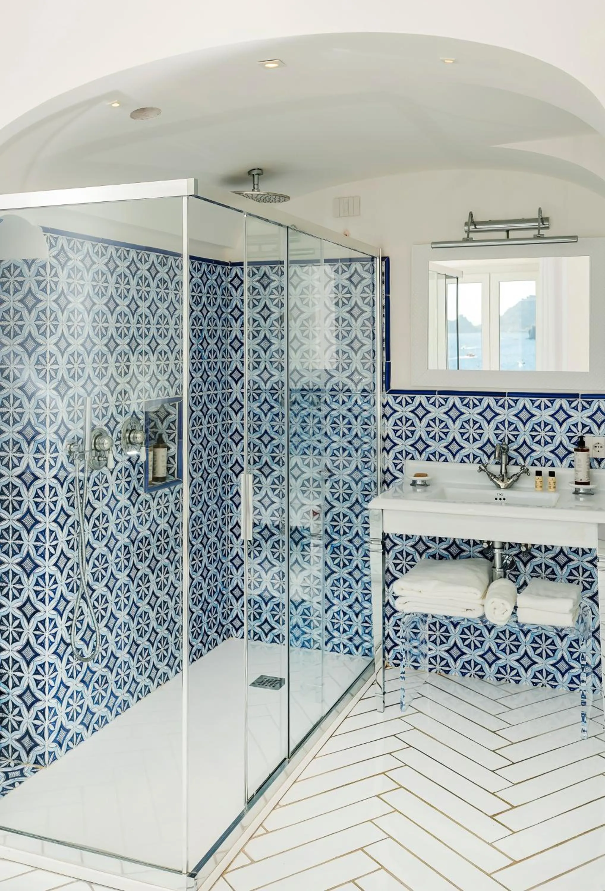 Shower in Hotel Onda Verde