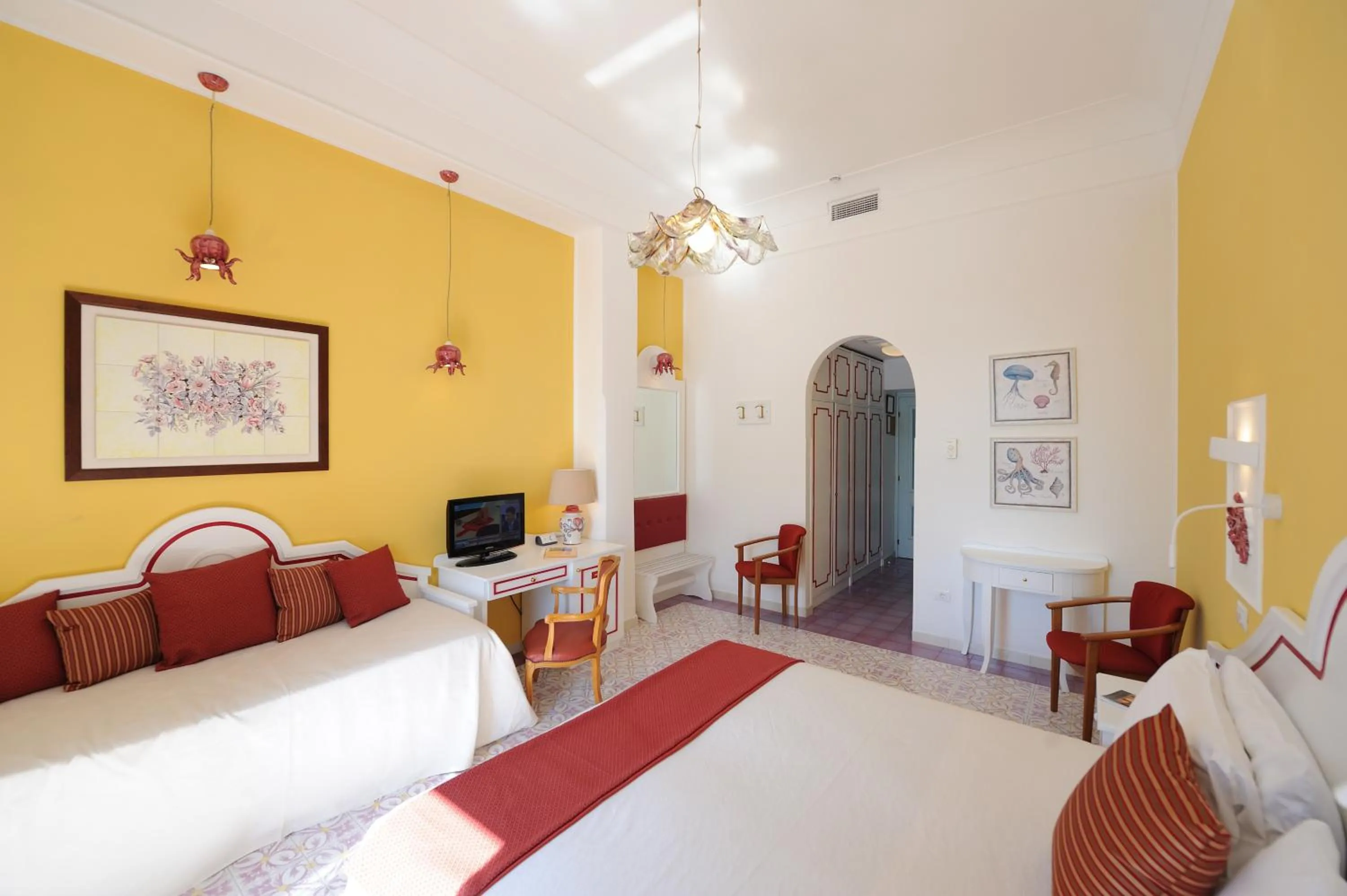 Living room, Bed in Hotel La Bussola