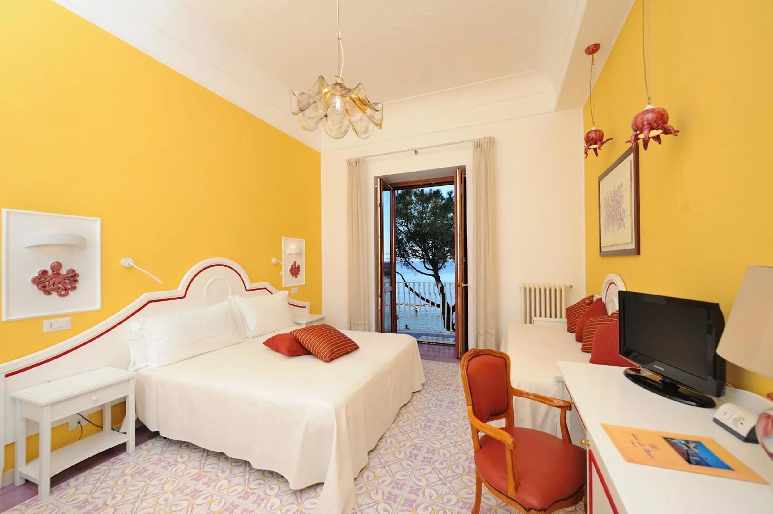 View (from property/room), Bed in Hotel La Bussola