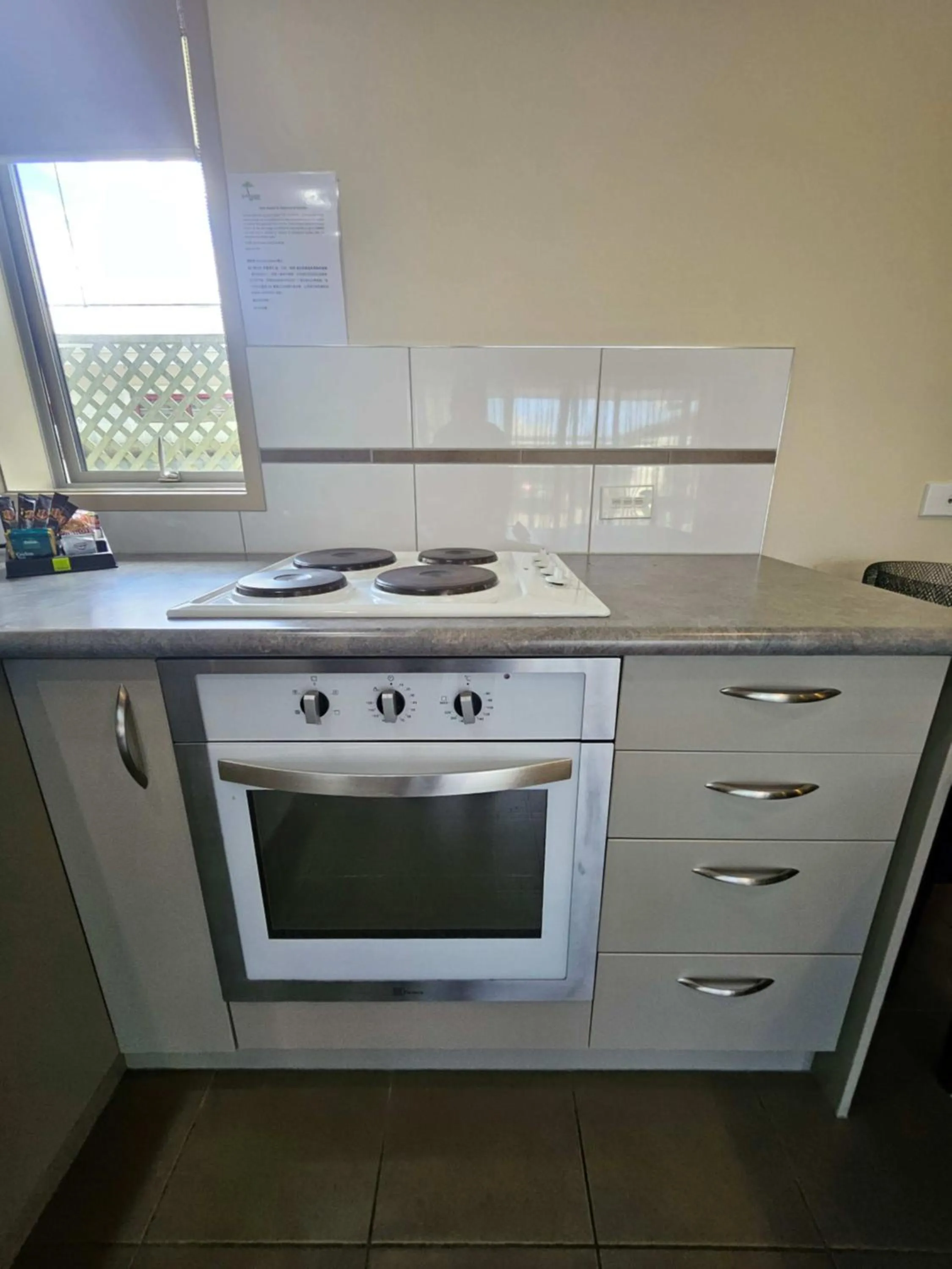 oven in Scenicland Motels