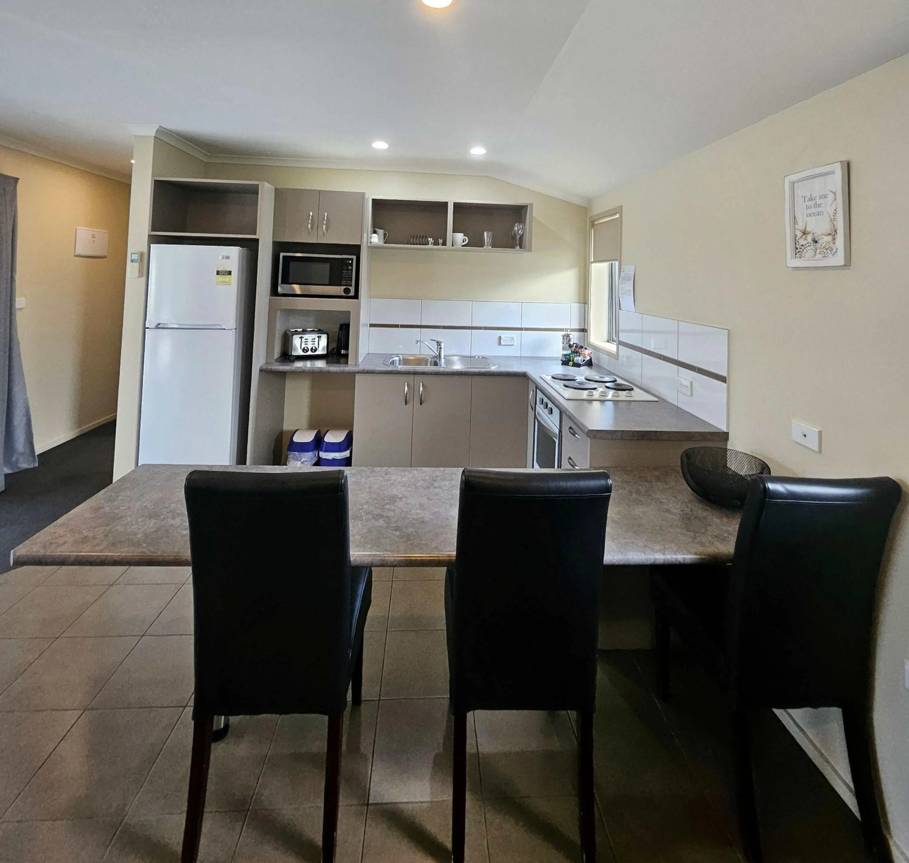 kitchen in Scenicland Motels