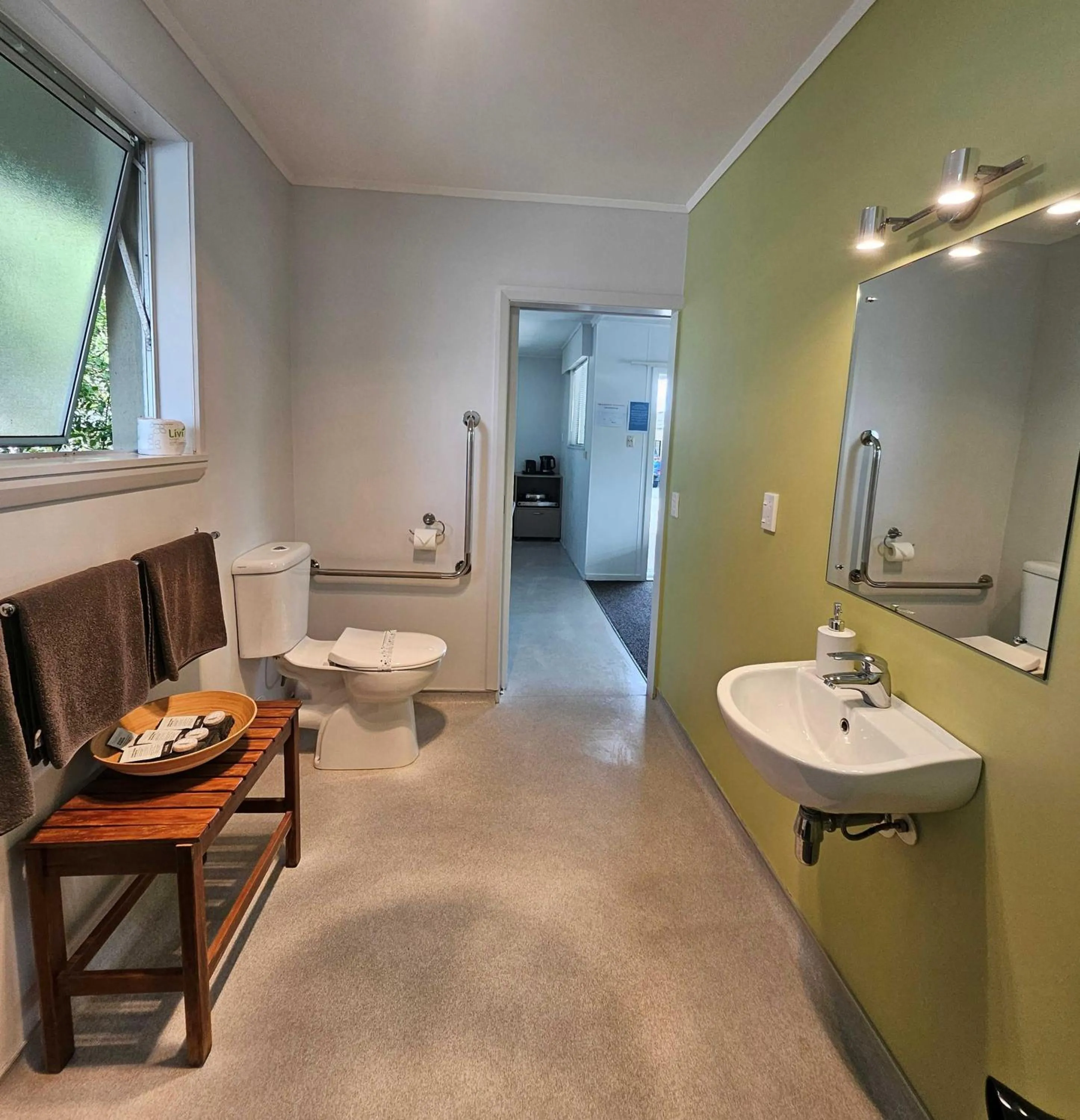 Toilet in Scenicland Motels