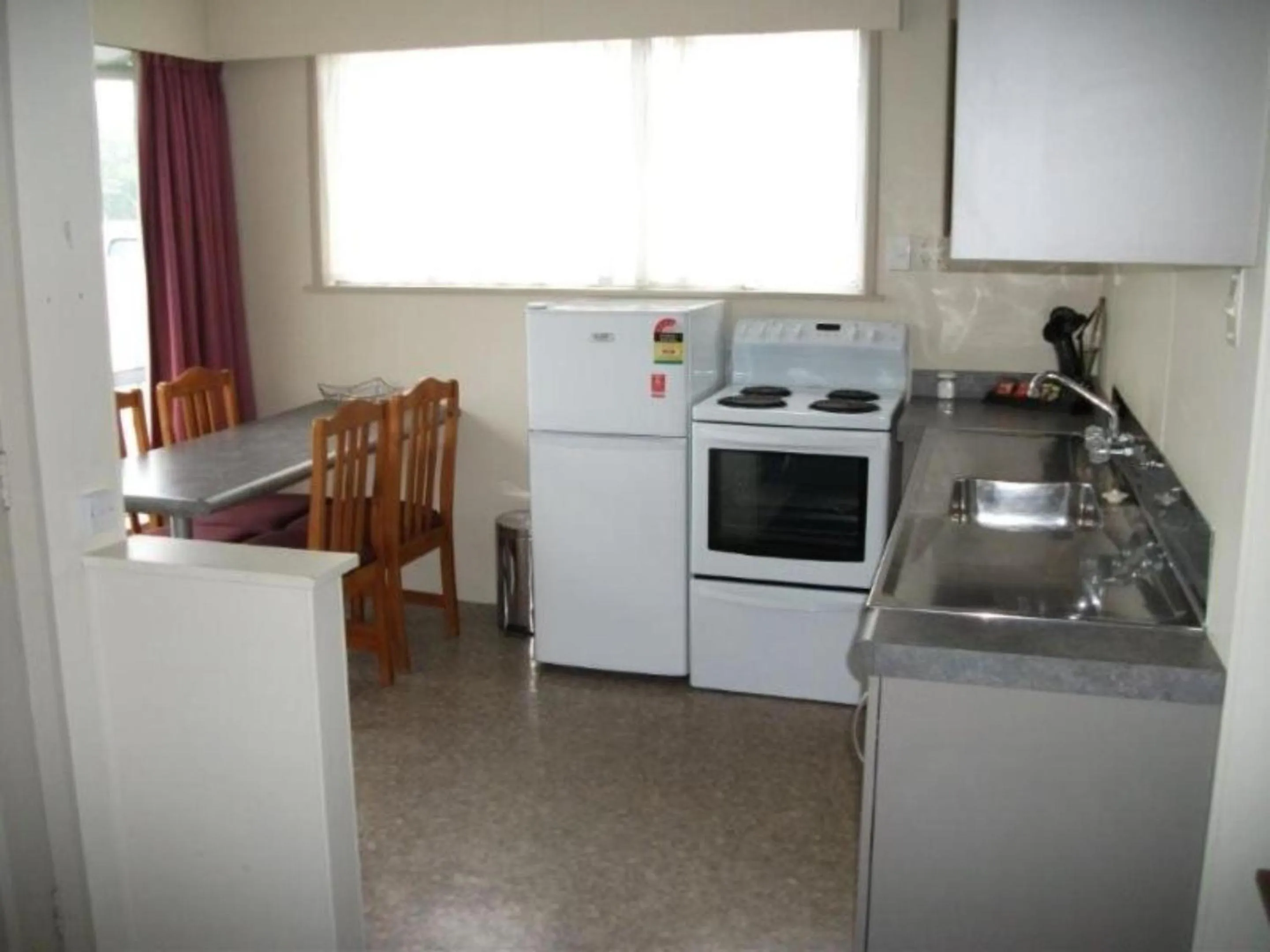 Kitchen or kitchenette in Scenicland Motels