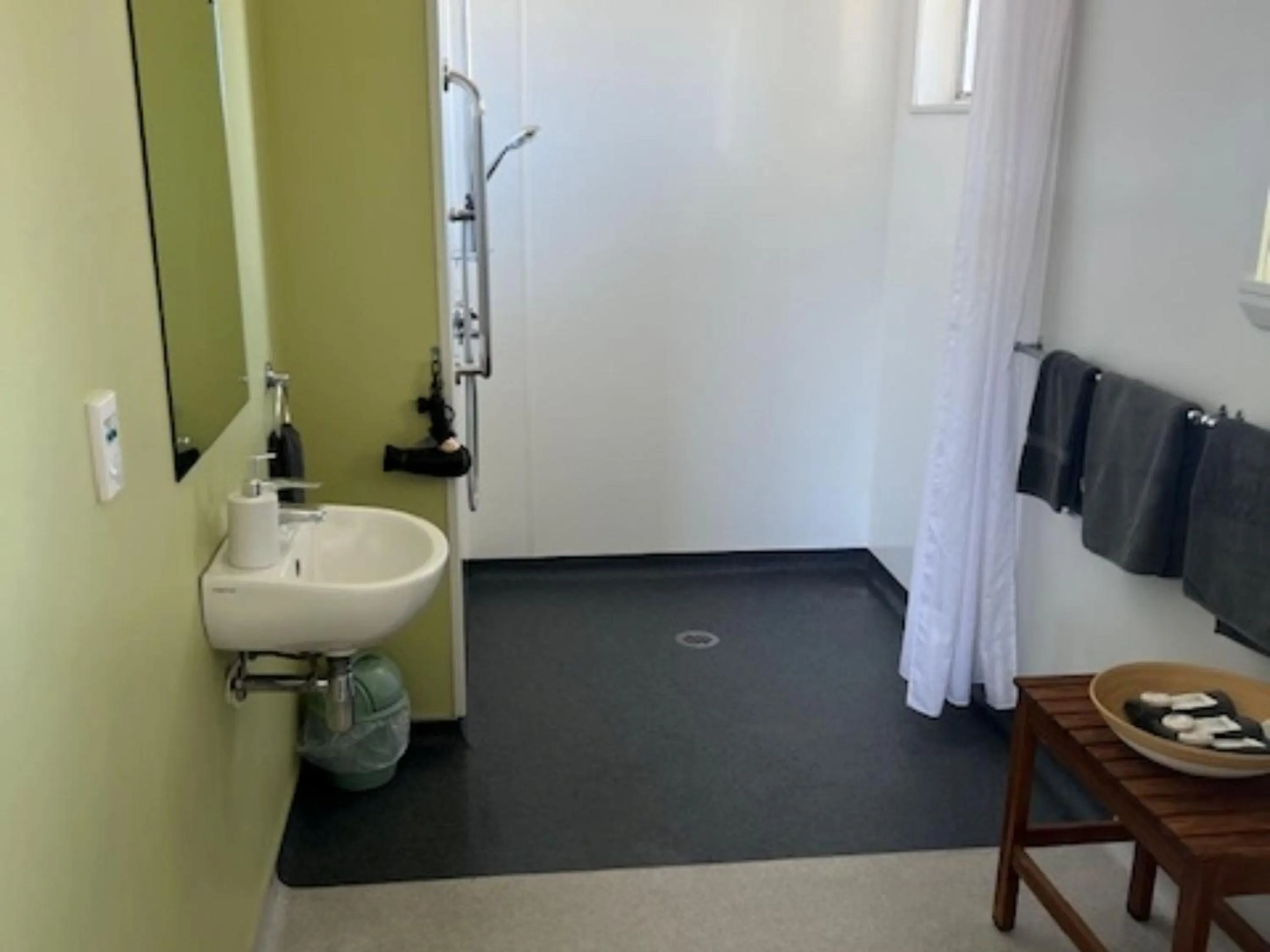 Bathroom in Scenicland Motels