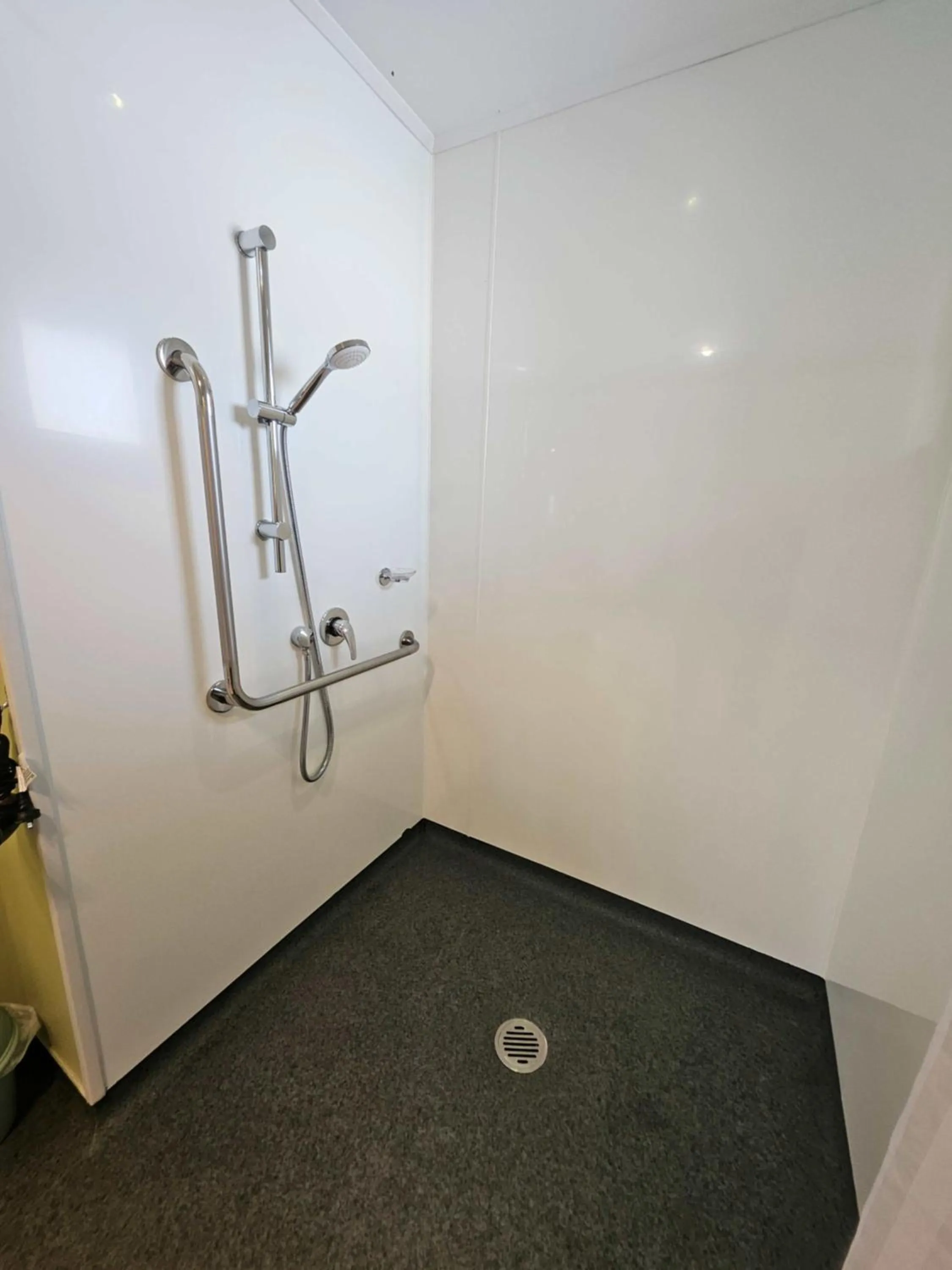 Shower in Scenicland Motels