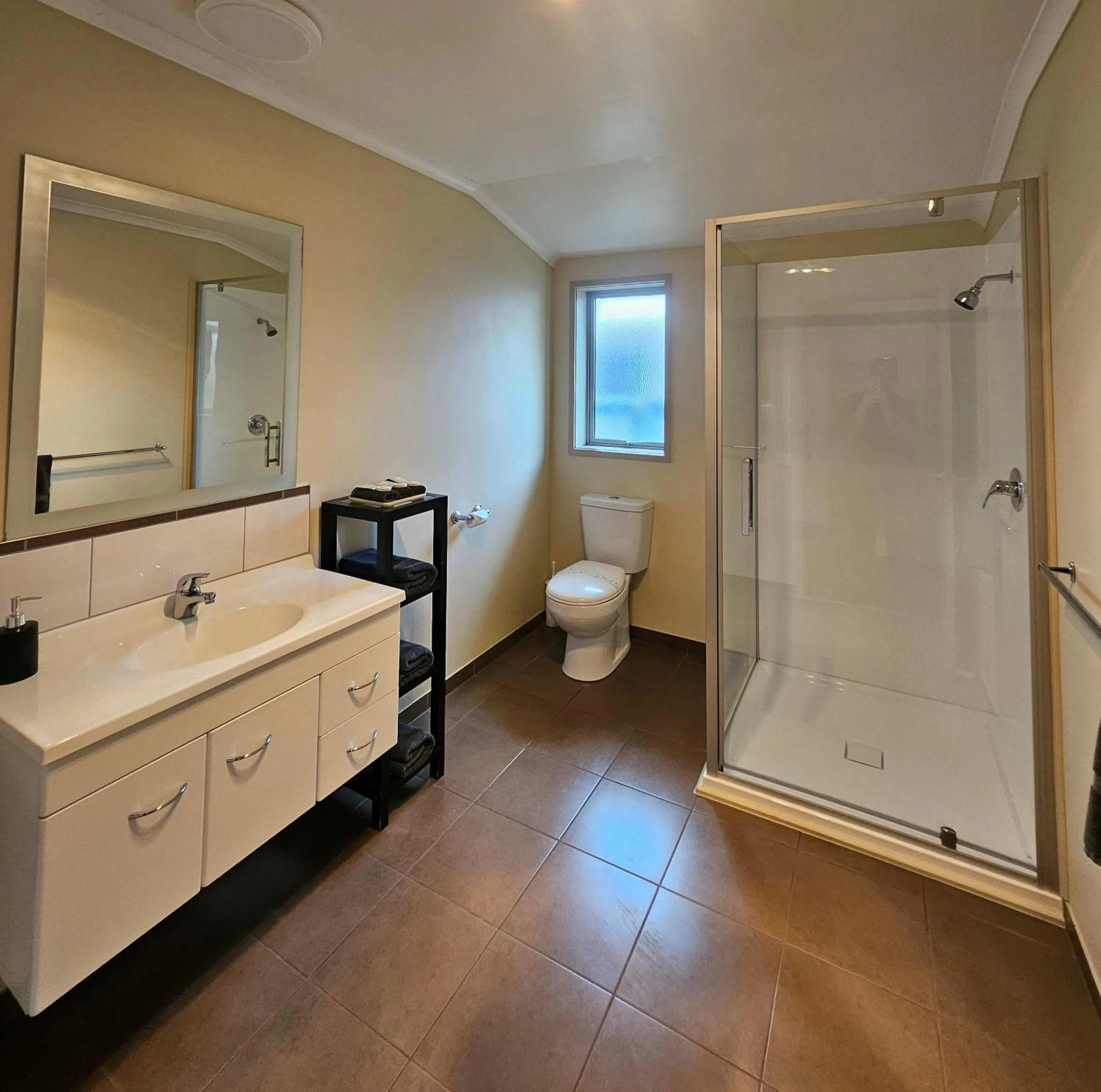 Shower in Scenicland Motels