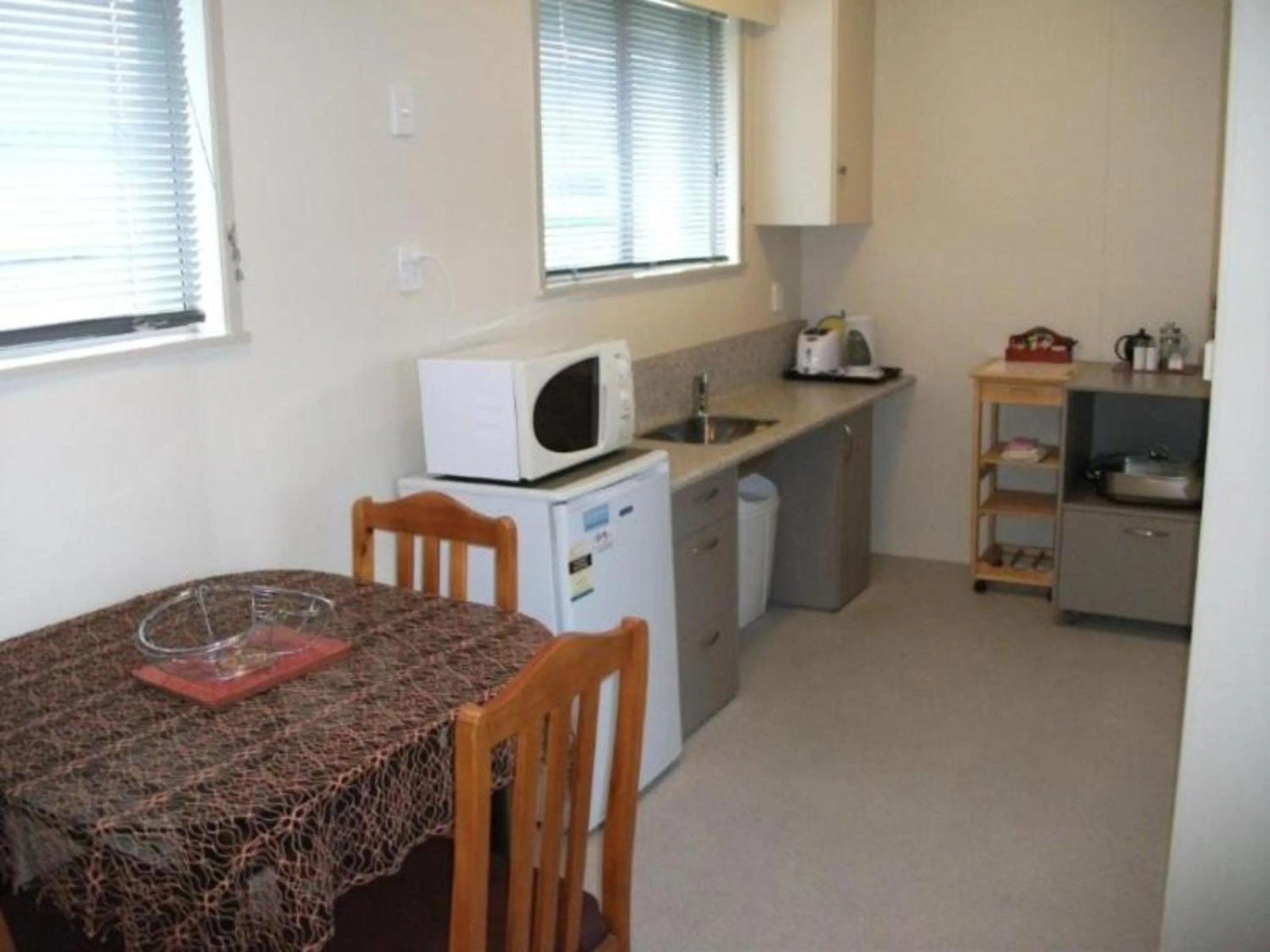 Kitchen or kitchenette in Scenicland Motels