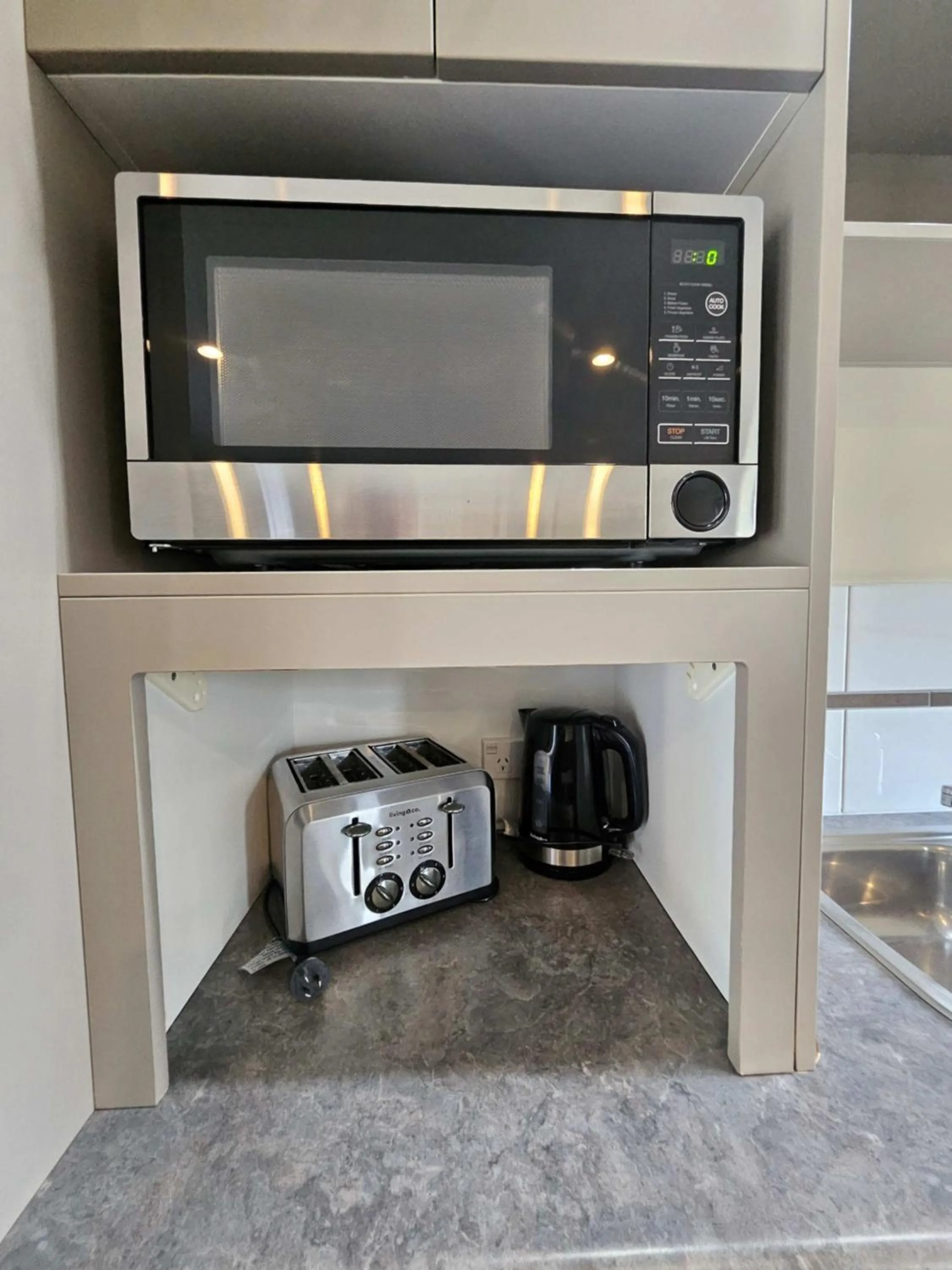 microwave in Scenicland Motels