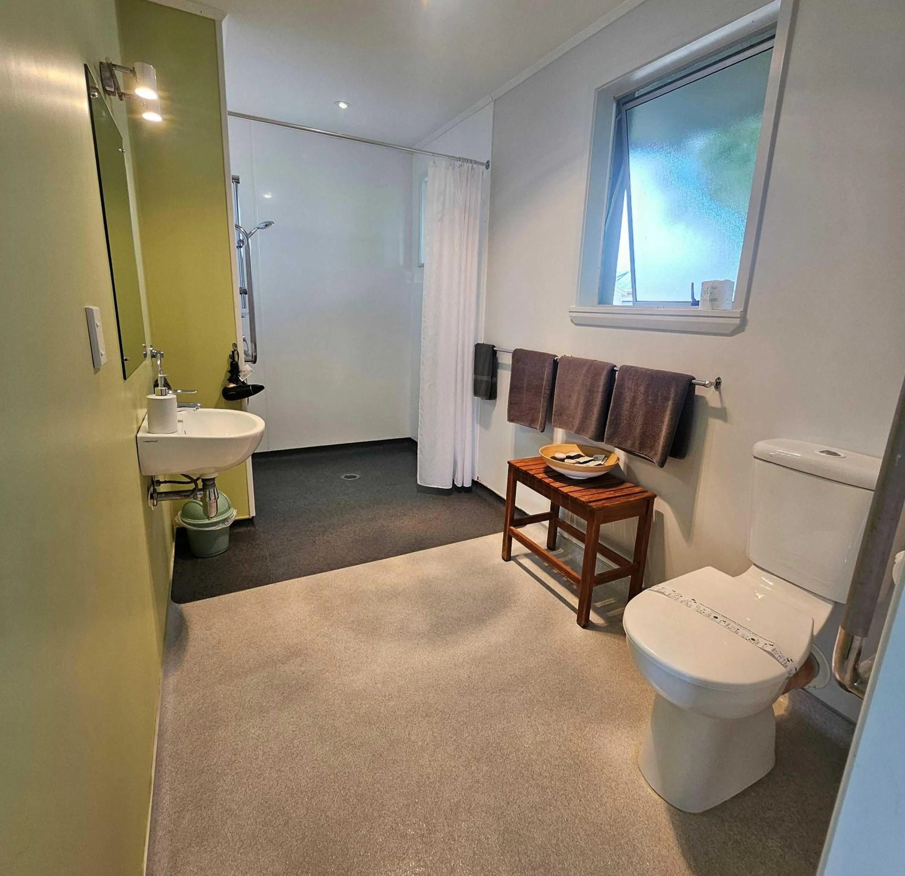 Shower in Scenicland Motels