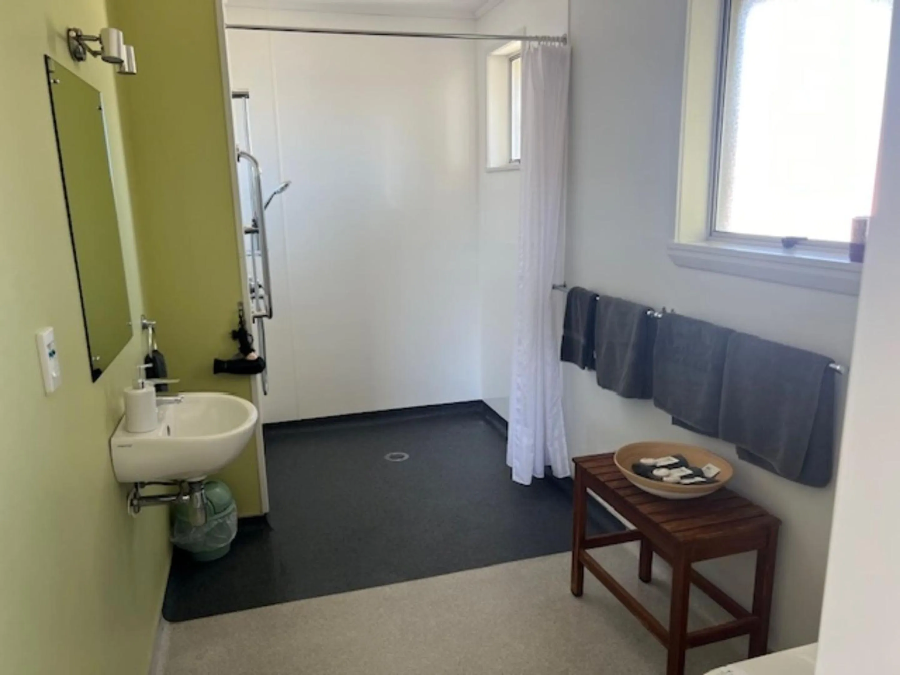 Bathroom in Scenicland Motels