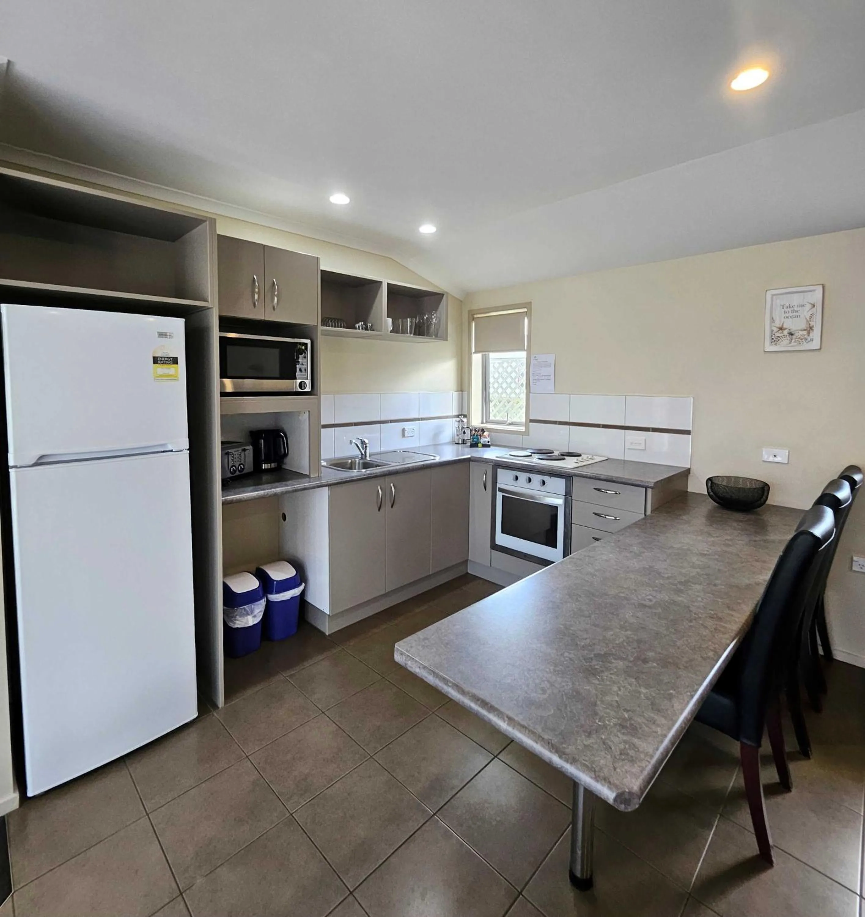 oven in Scenicland Motels