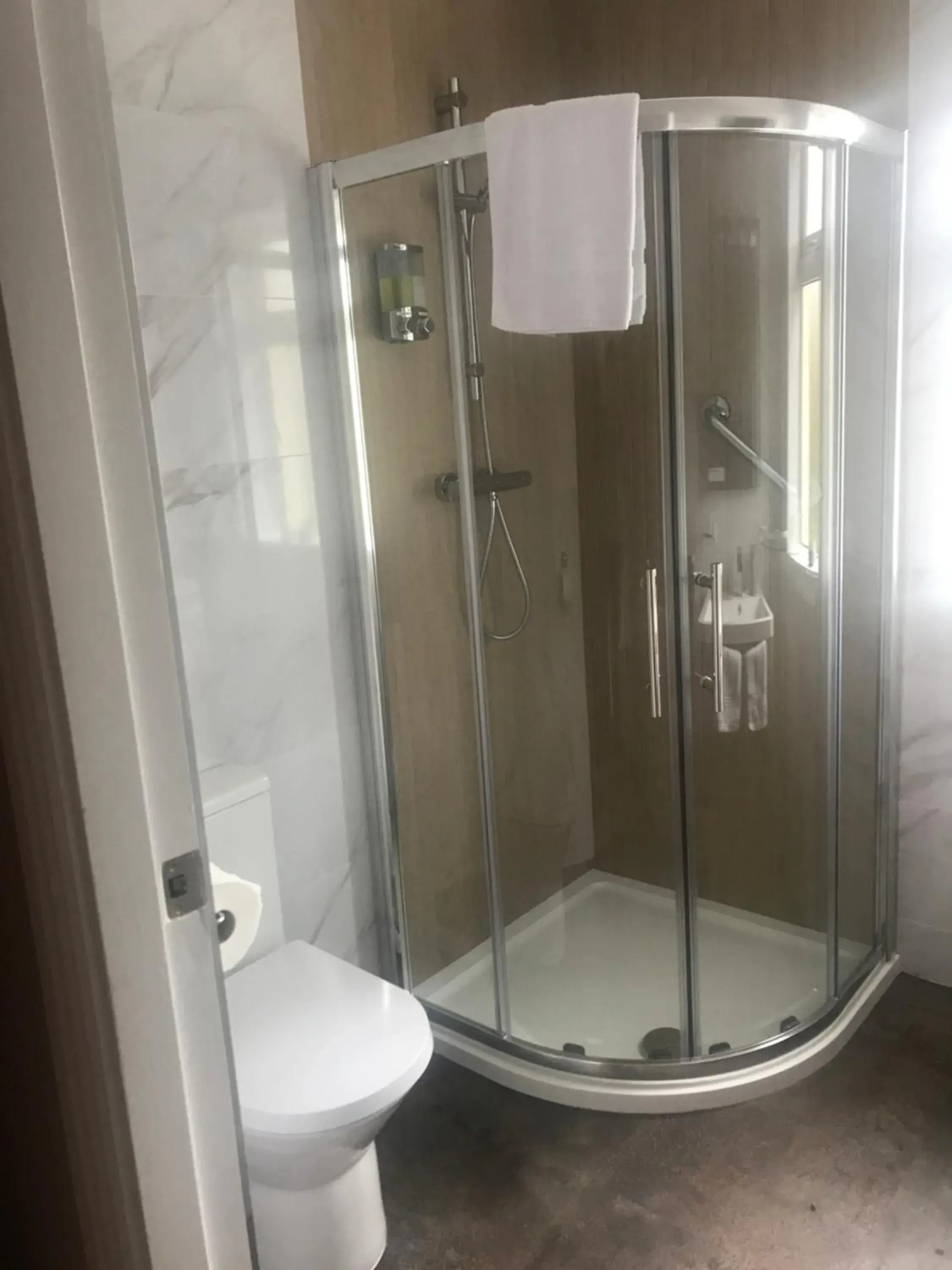 Family Room with Shower in Kielty's of Kerry Bed and Breakfast Family Room with Shower in Kielty's of Kerry Bed and Breakfast