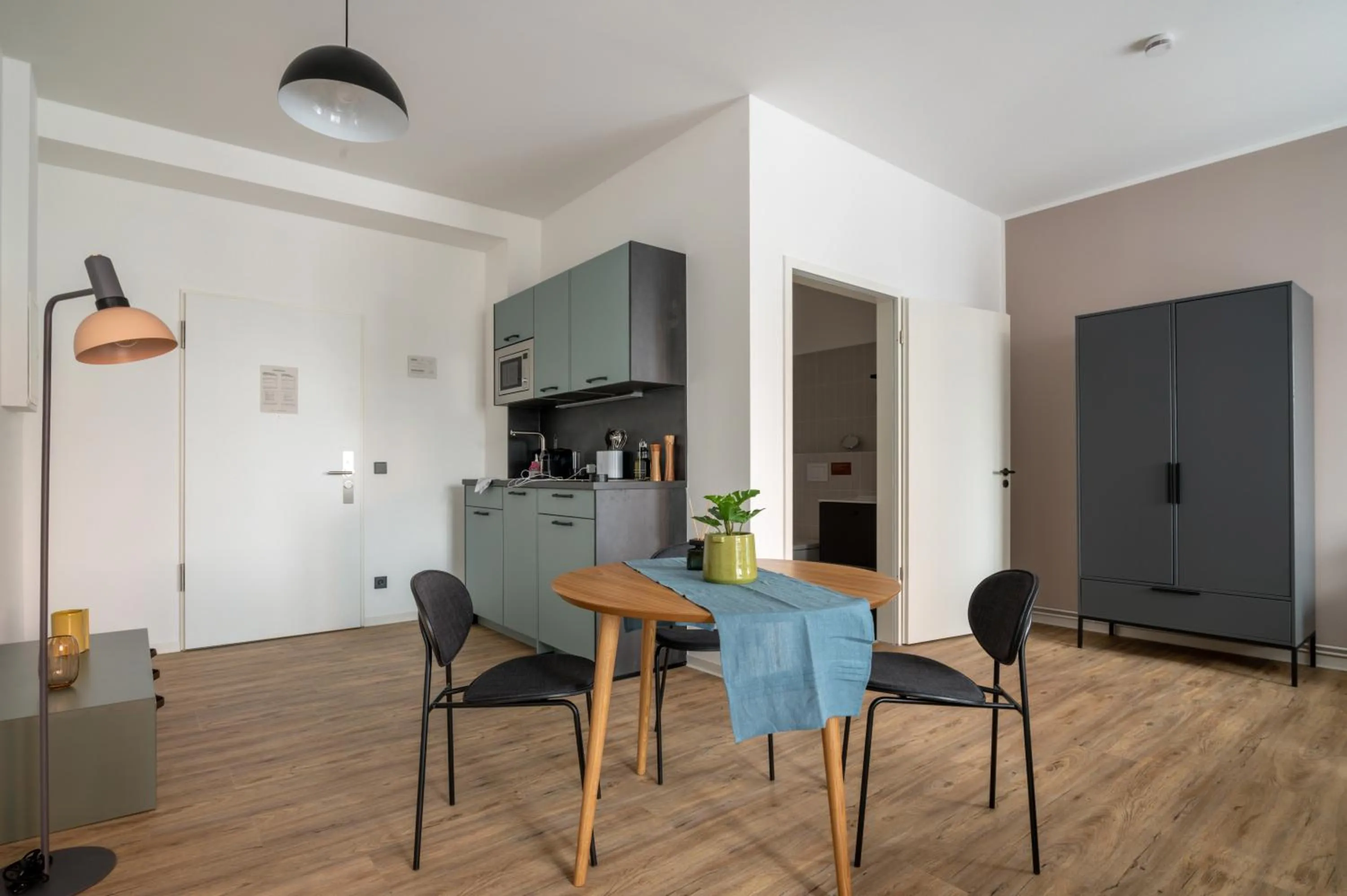 Dining area in Limehome Salzgitter A-Schweitzer-Str