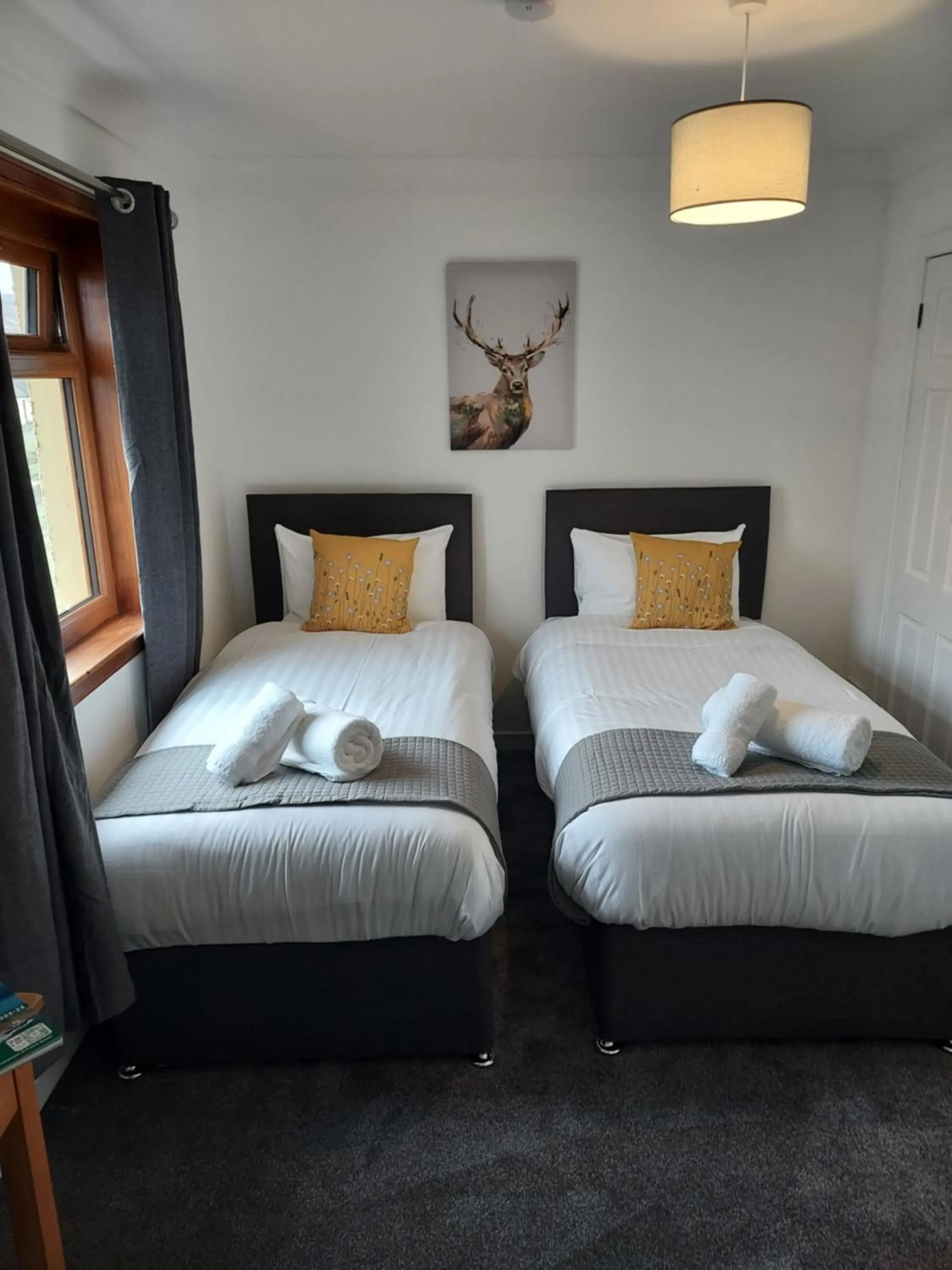 Bed in The Red Red Robin Cottage